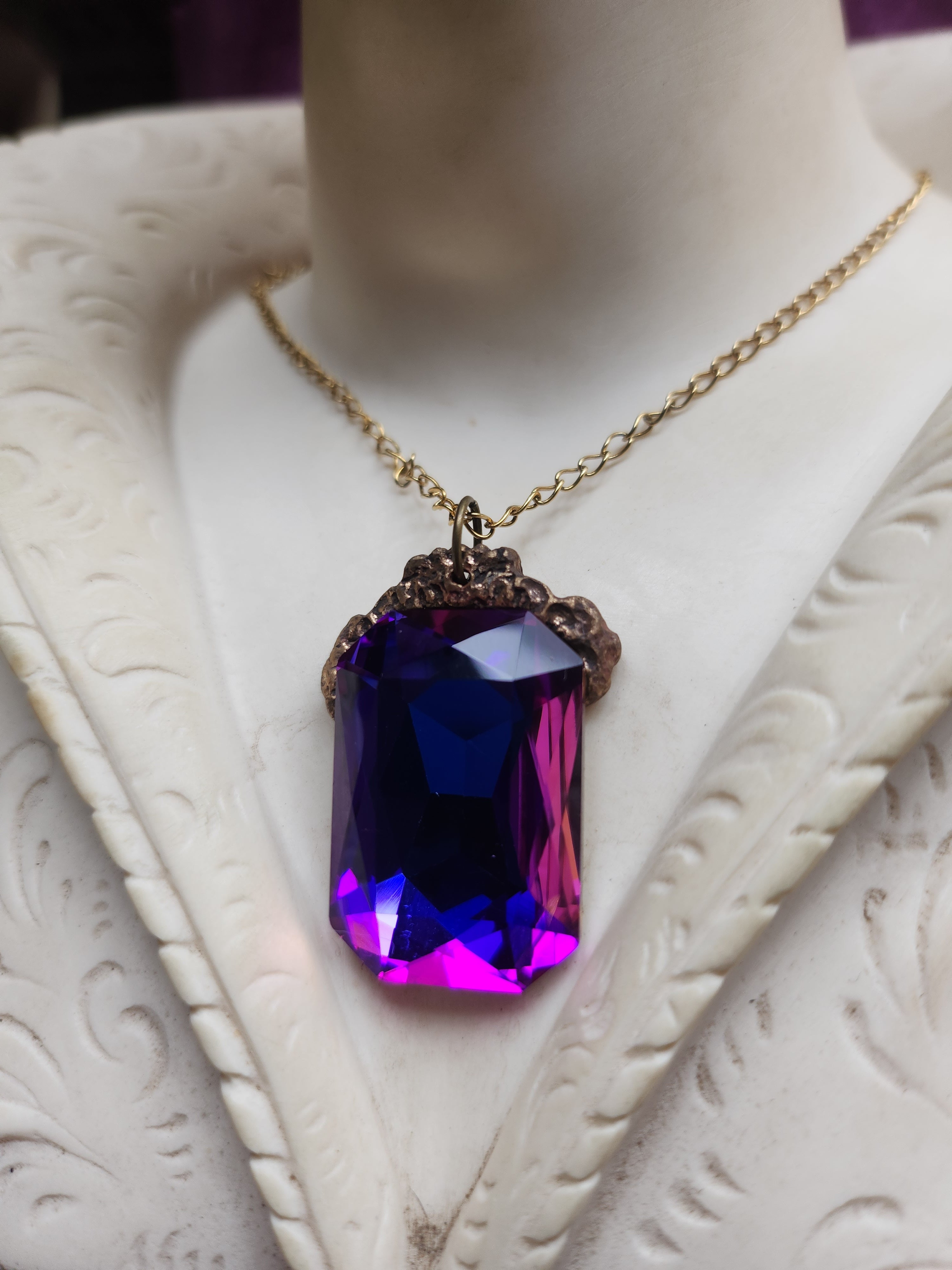 Colección Barroca Mística - Colgante de Bronce Hecho a Mano con Cristal Octogonal Morado Eléctrico