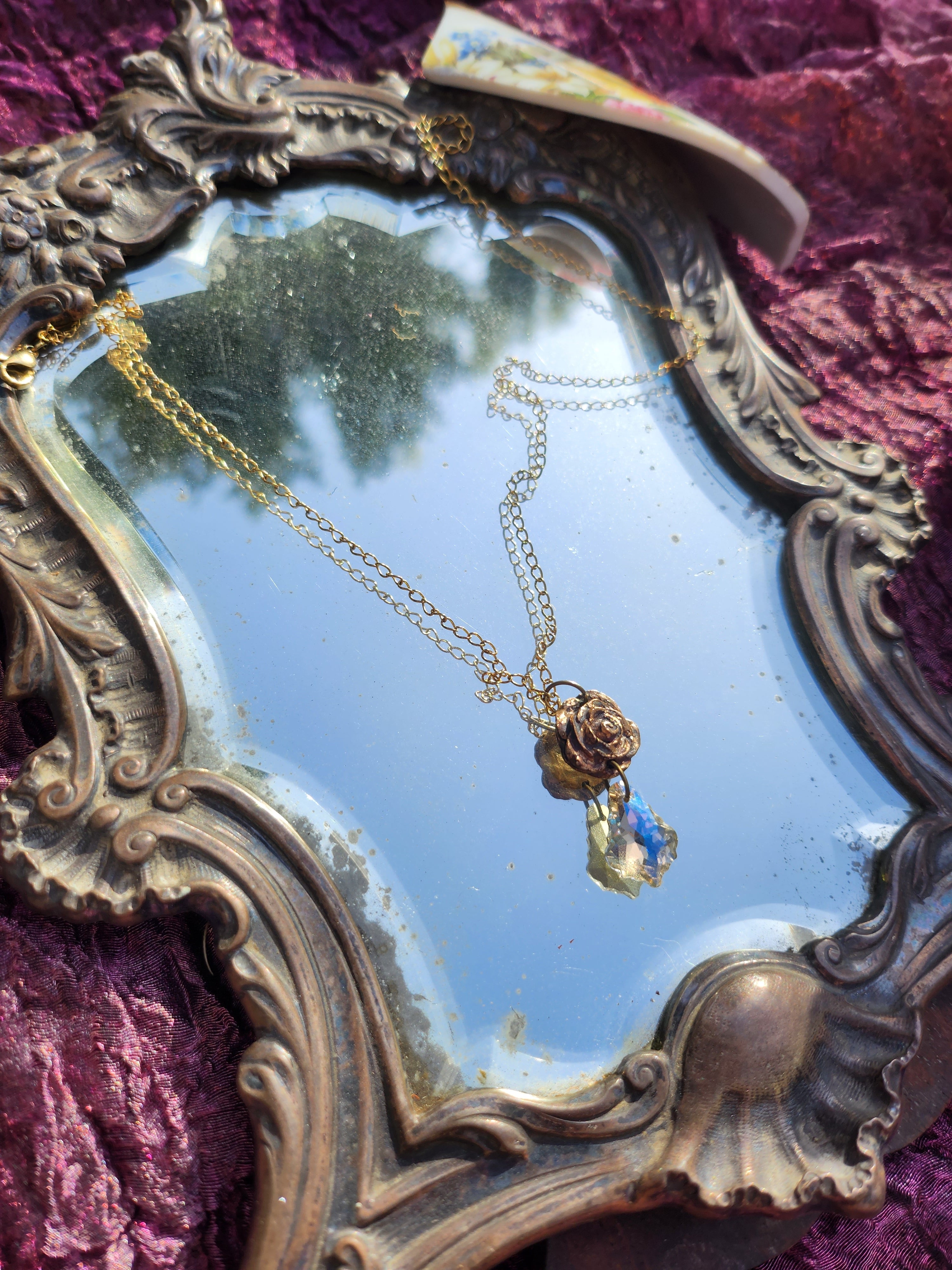 Colección Rosarium - Colgante de rosa de bronce hecho a mano con cristal blanco.