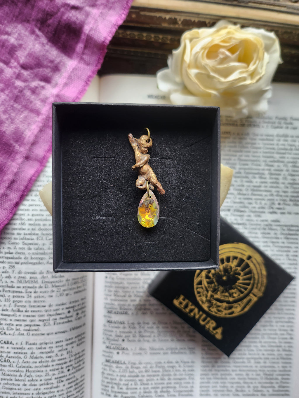 Colección Ecos del Cielo - Colgante de ángel de bronce hecho a mano con cristal de aurora.
