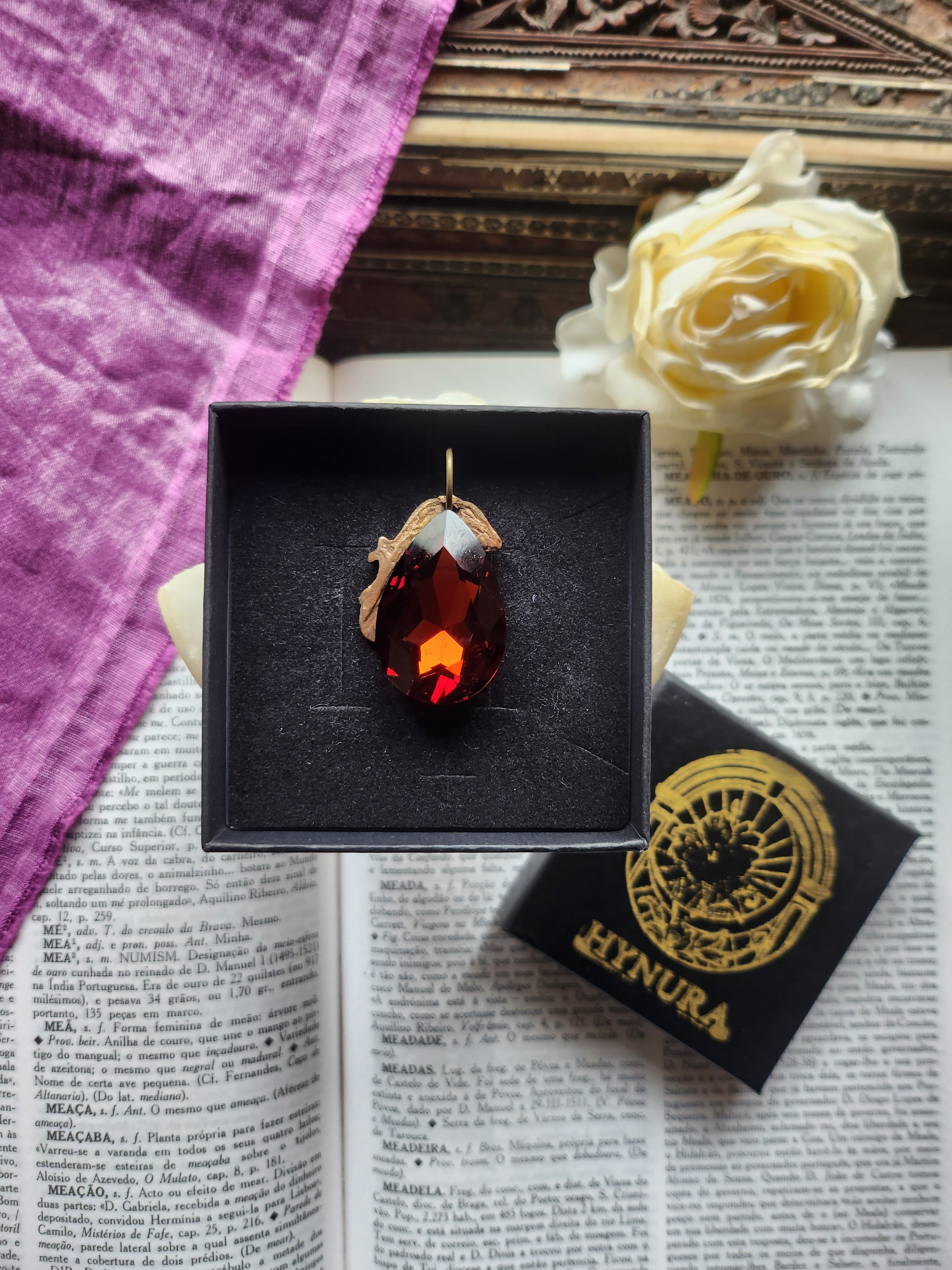 Coleção Barroca Mística – Pendente artesanal em bronze com cristal castanho em forma de lágrima