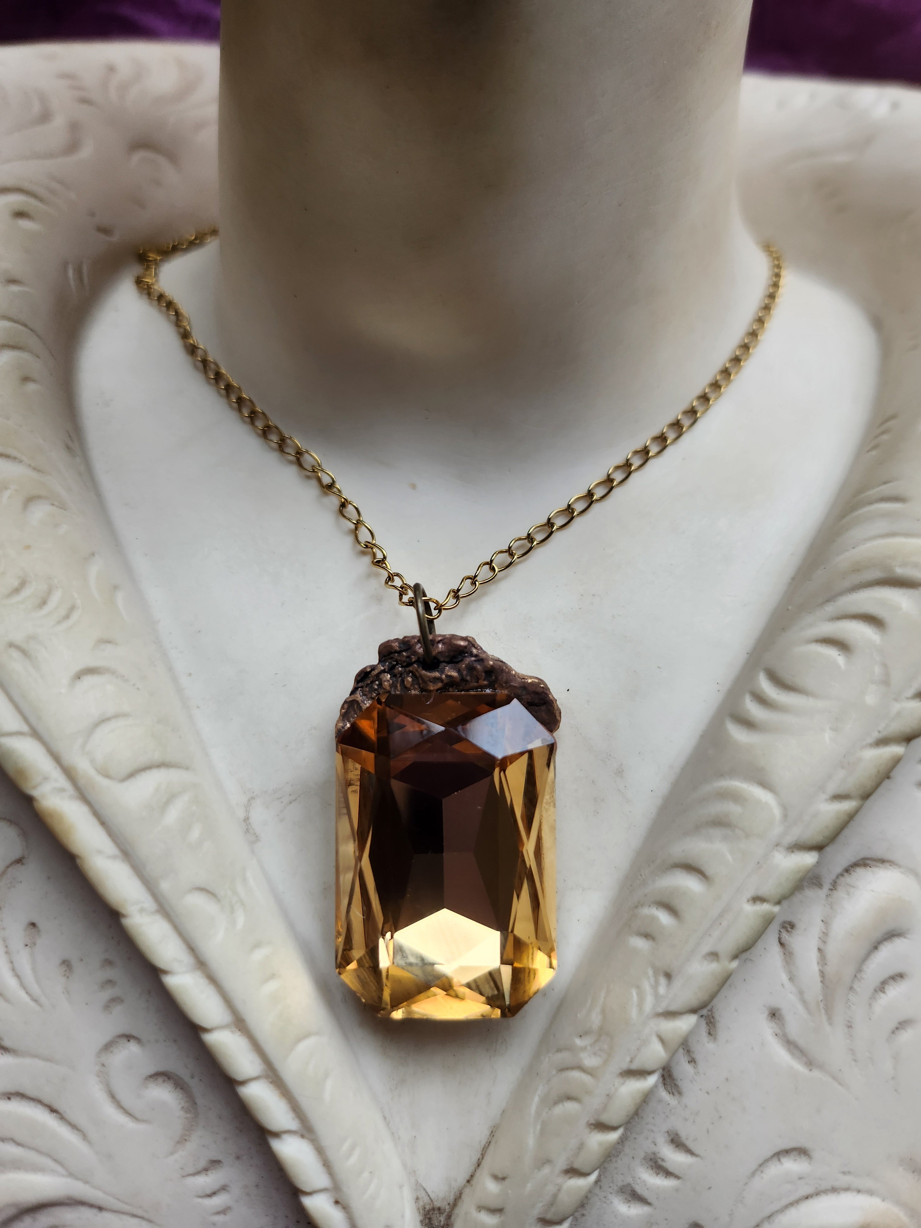 Colección Barroca Mística - Colgante de Bronce Hecho a Mano con Cristal Octogonal Dorado Claro