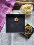 Colección Eternal Bloom – Colgante de flor de bronce hecho a mano con cristal azul real.