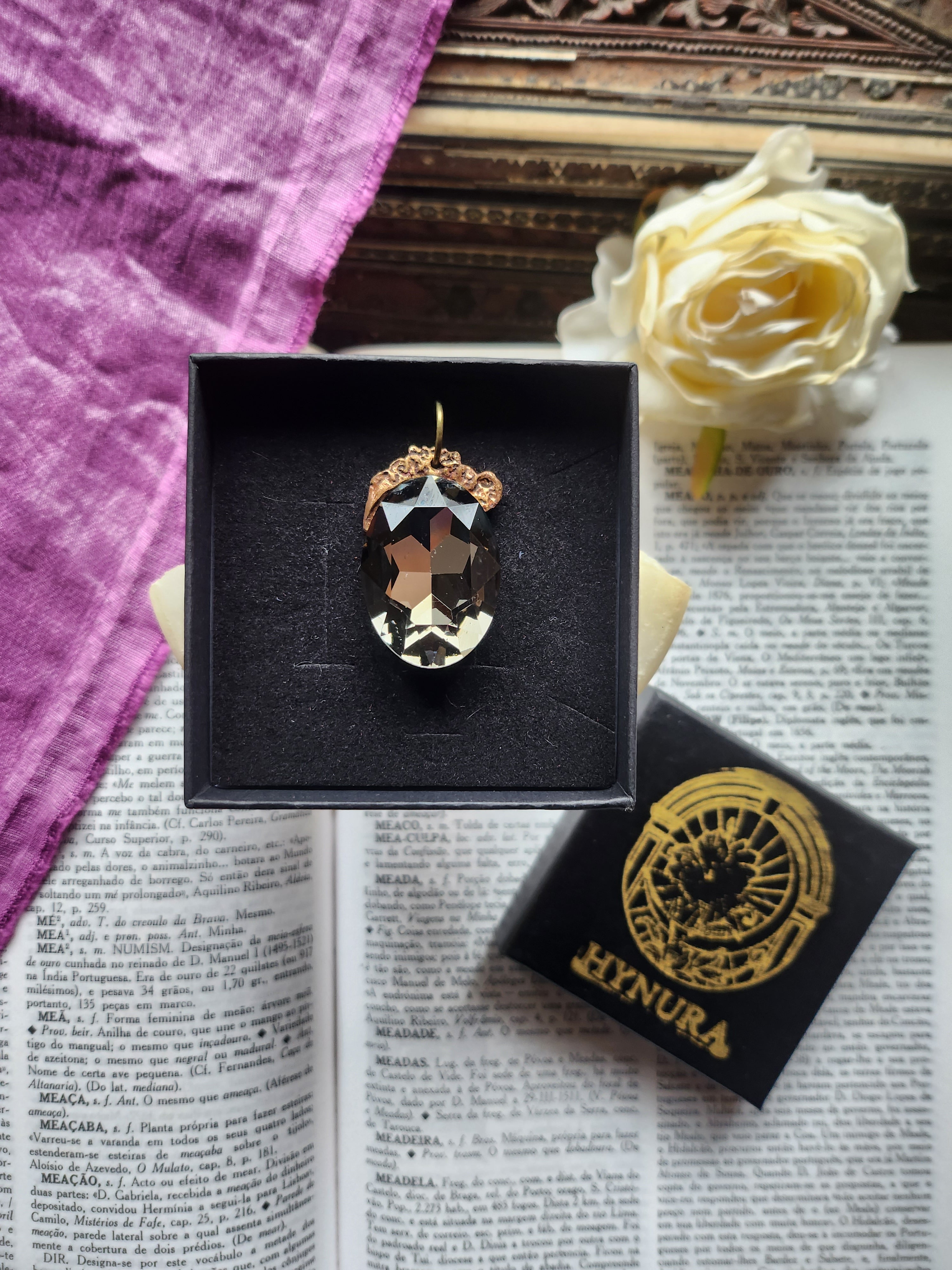 Coleção Barroca Mística – Pendente artesanal em bronze com cristal oval cinzento