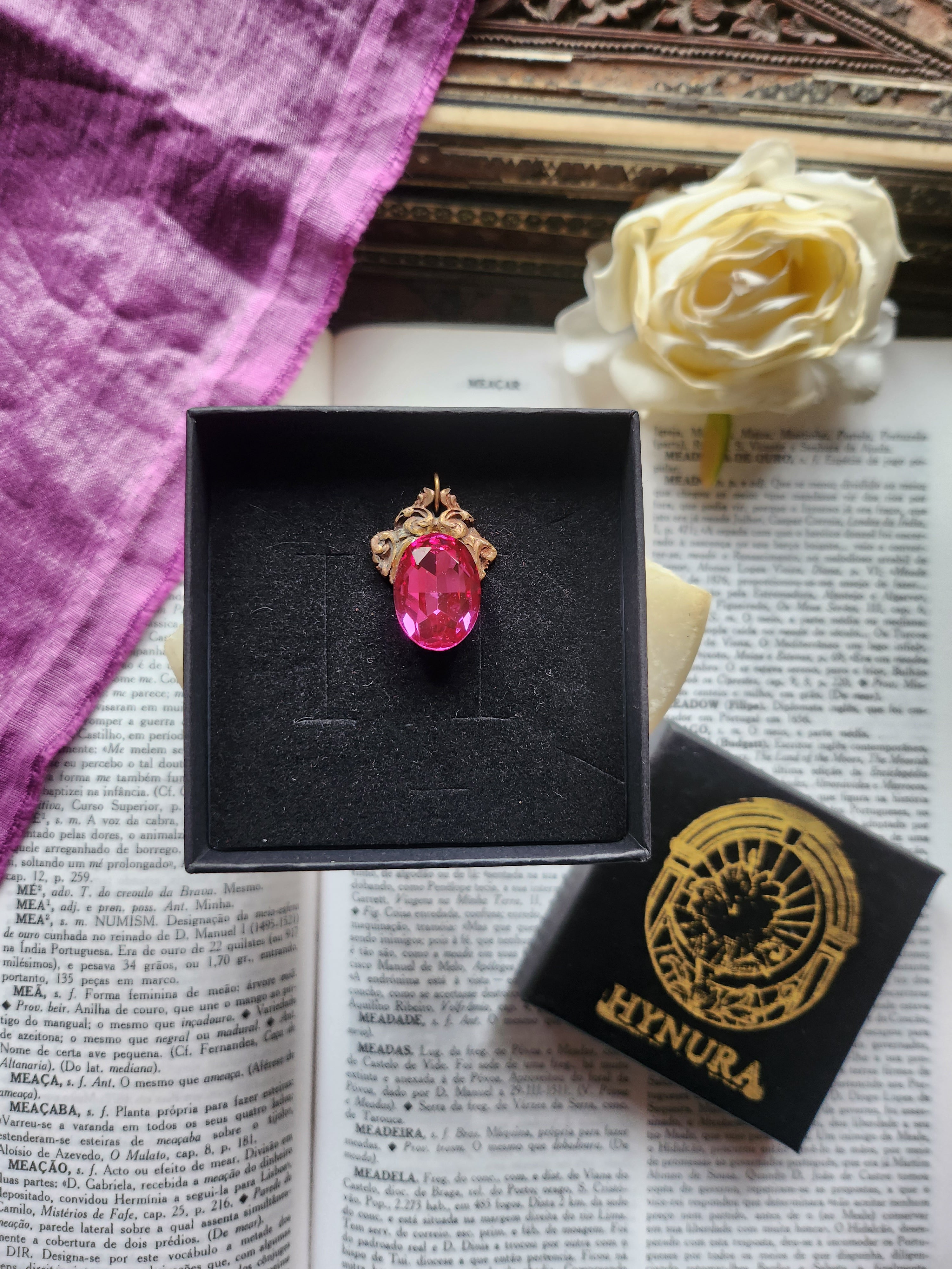 Coleção Ressonância Arcana – Pendente artesanal em bronze com cristal oval fúcsia