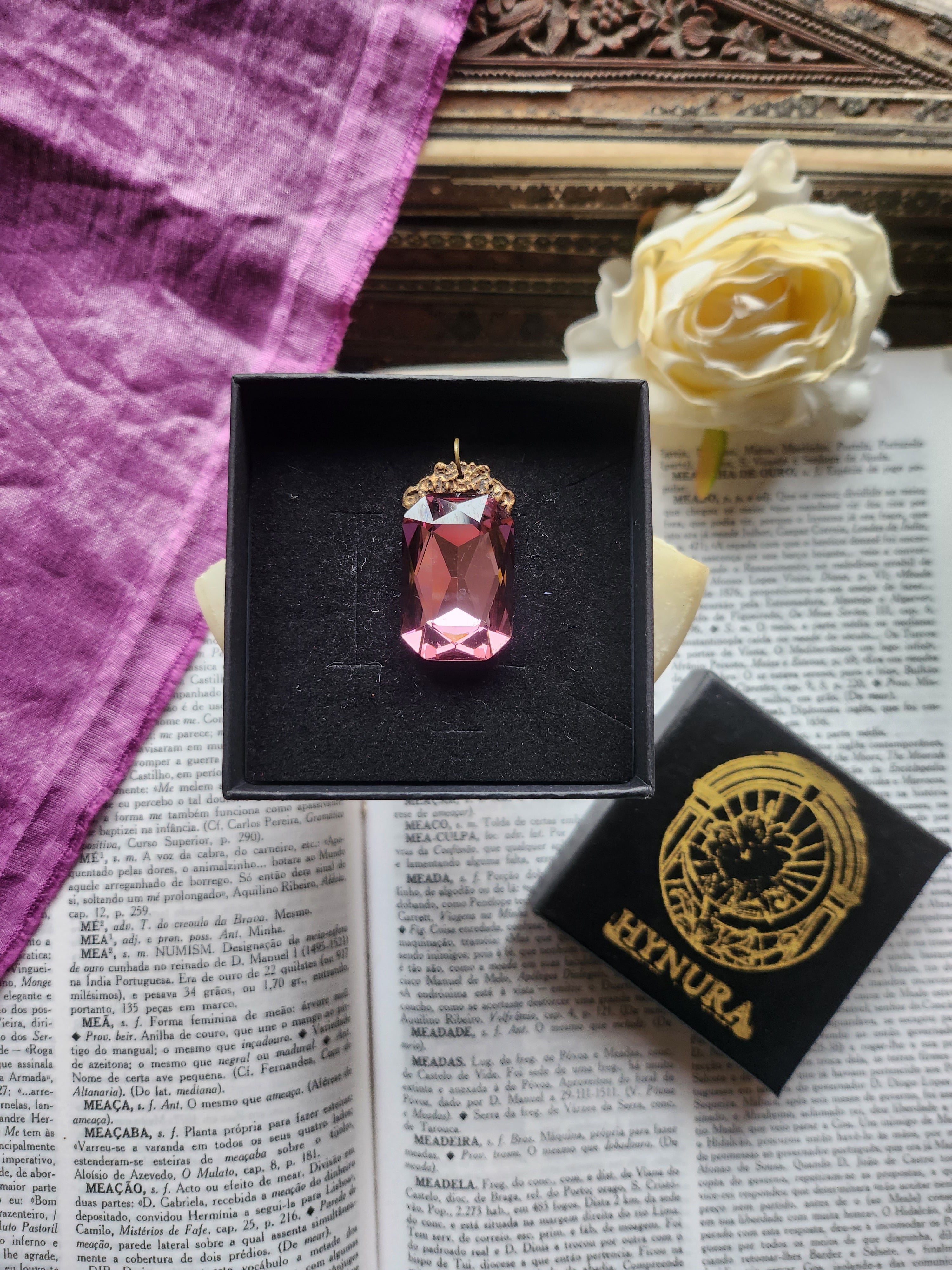 Coleção Barroca Mística – Pendente artesanal em bronze com cristal octogonal rosa-pó