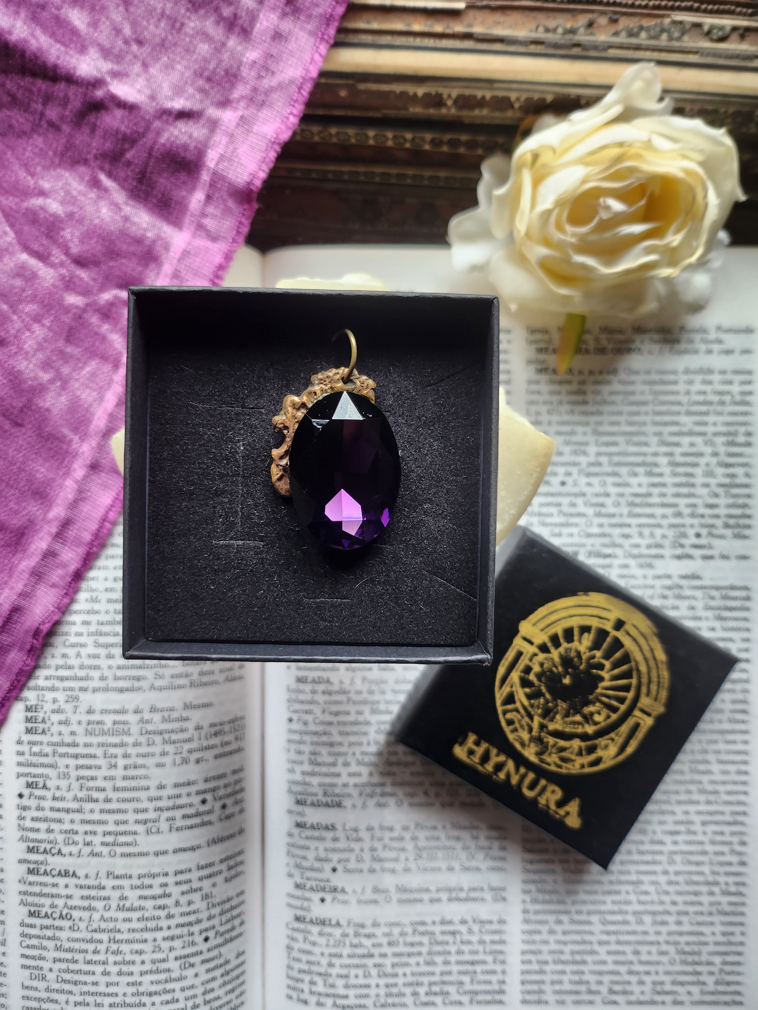 Coleção Barroca Mística – Pendente artesanal em bronze com cristal oval roxo meia-noite