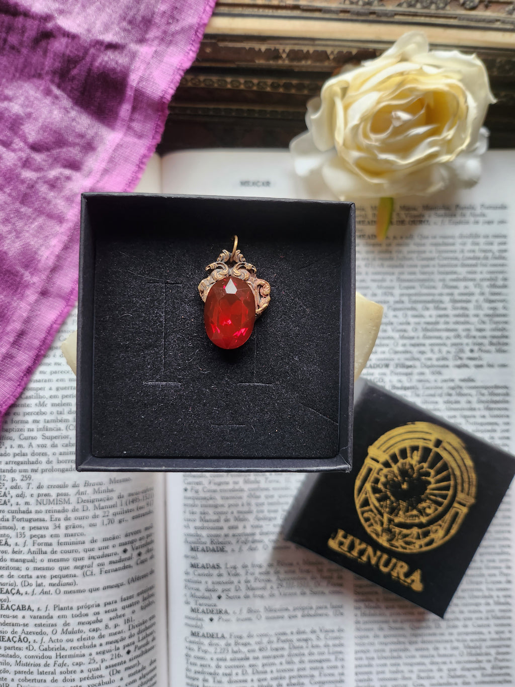 Colección Resonancia Arcana – Colgante artesanal de bronce con cristal ovalado rojo rubí
