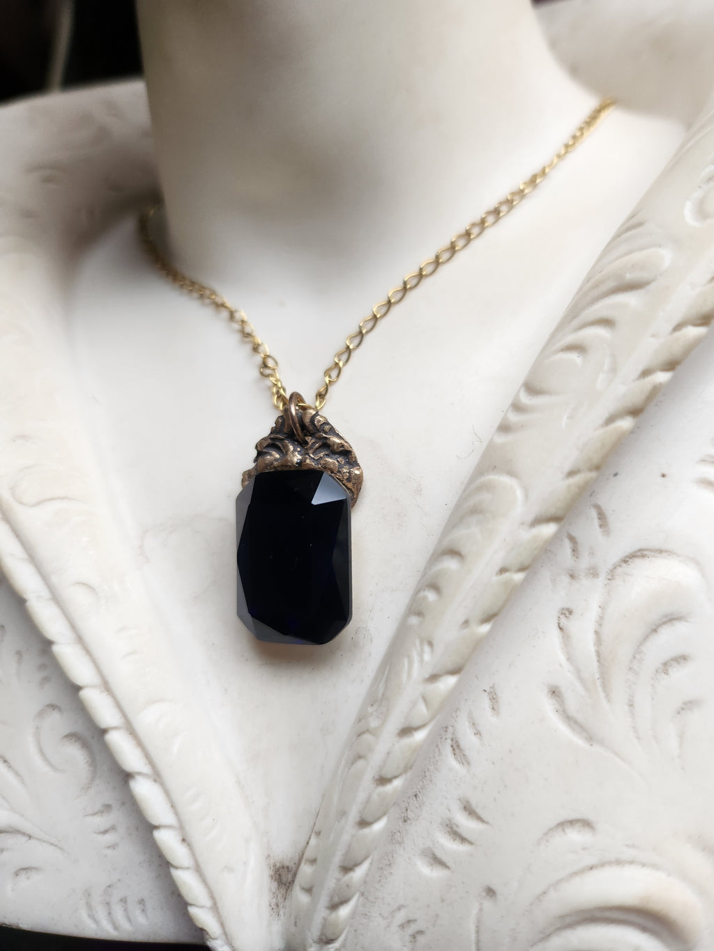 Colección Resonancia Arcana - Colgante de Bronce Hecho a Mano con Cristal Octogonal Azul Medianoche