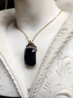 Colección Resonancia Arcana - Colgante de Bronce Hecho a Mano con Cristal Octogonal Azul Medianoche