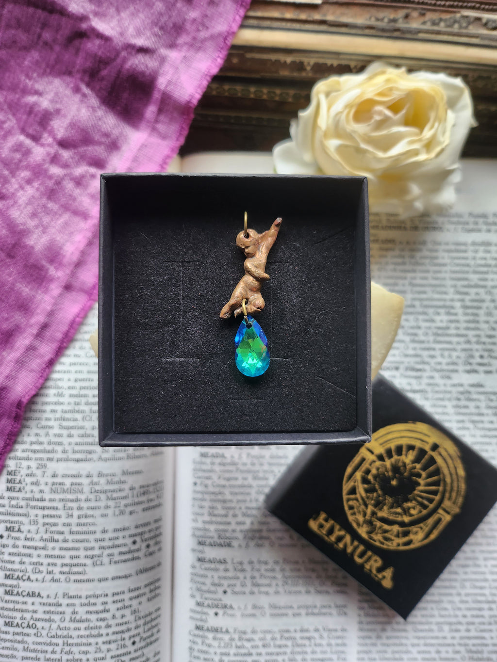 Coleção Ecos do Céu - Pendente Anjo em bronze feito à mão com cristal Aurora Esmeralda