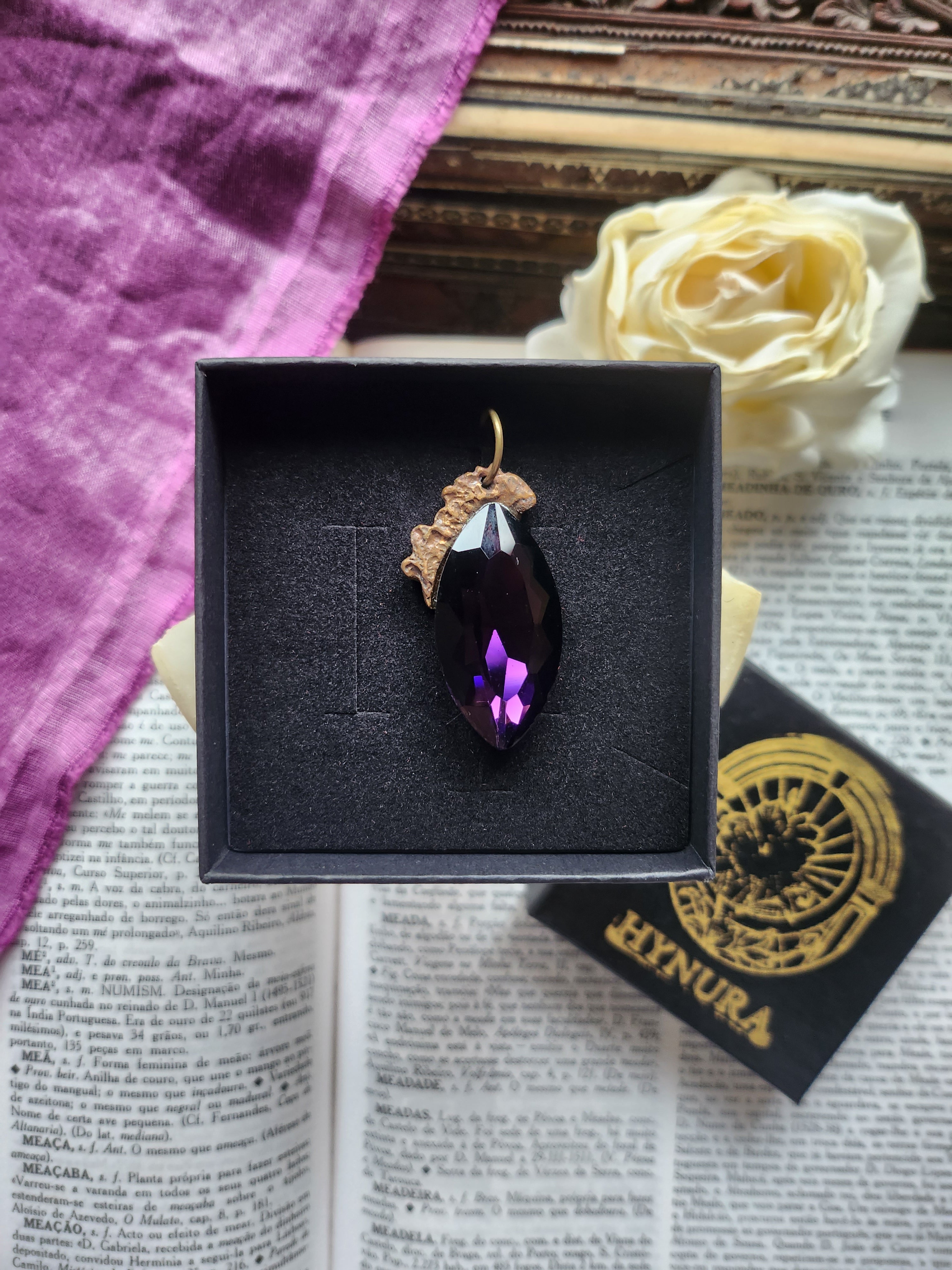 Coleção Barroca Mística – Pendente de bronze feito à mão com navete de cristal roxo