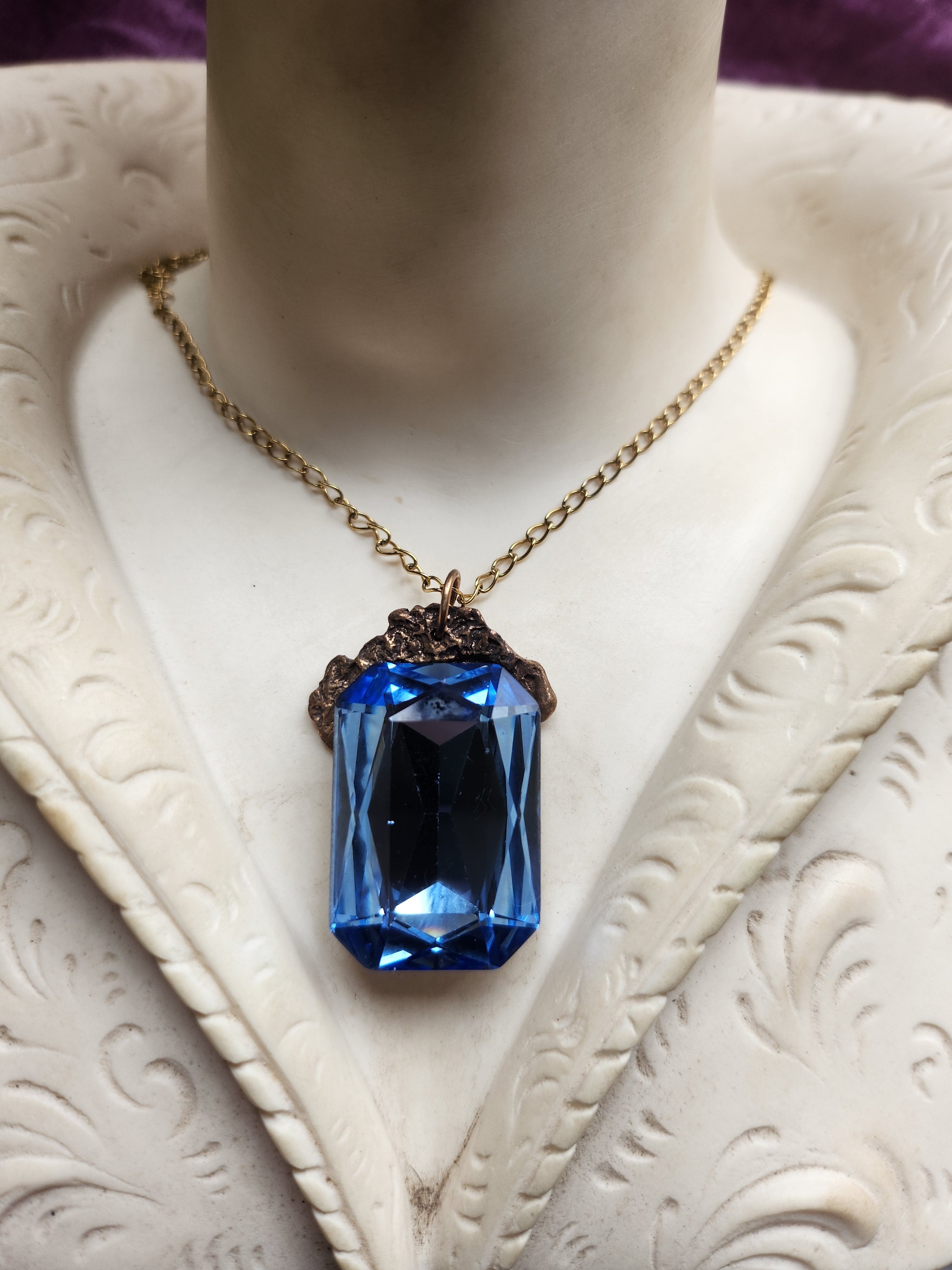 Colección Barroca Mística - Colgante de Bronce Hecho a Mano con Cristal Octogonal Azul Claro