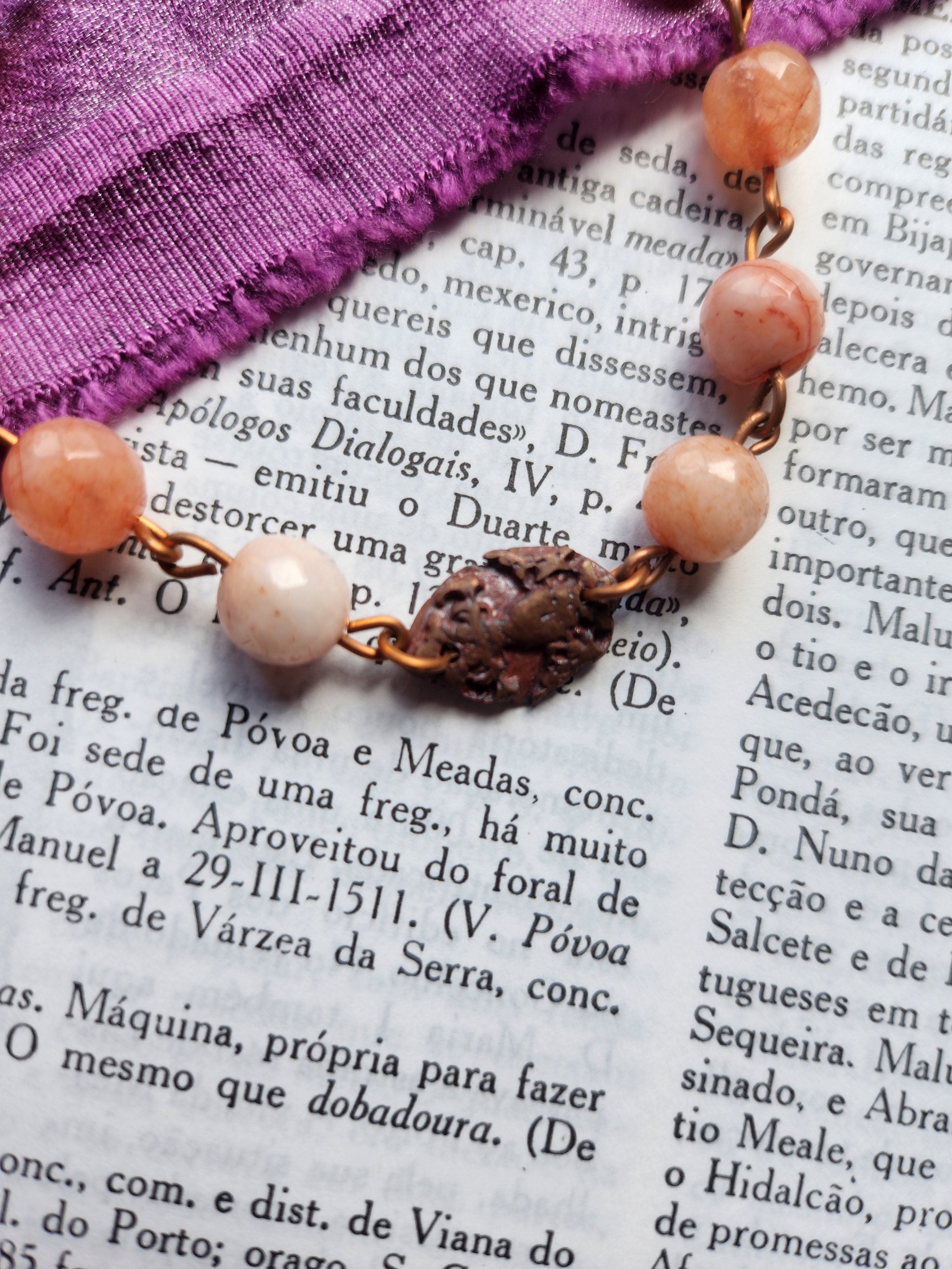 Colección Barroca Mística - Pulsera de Ópalo Rosa y Cobre