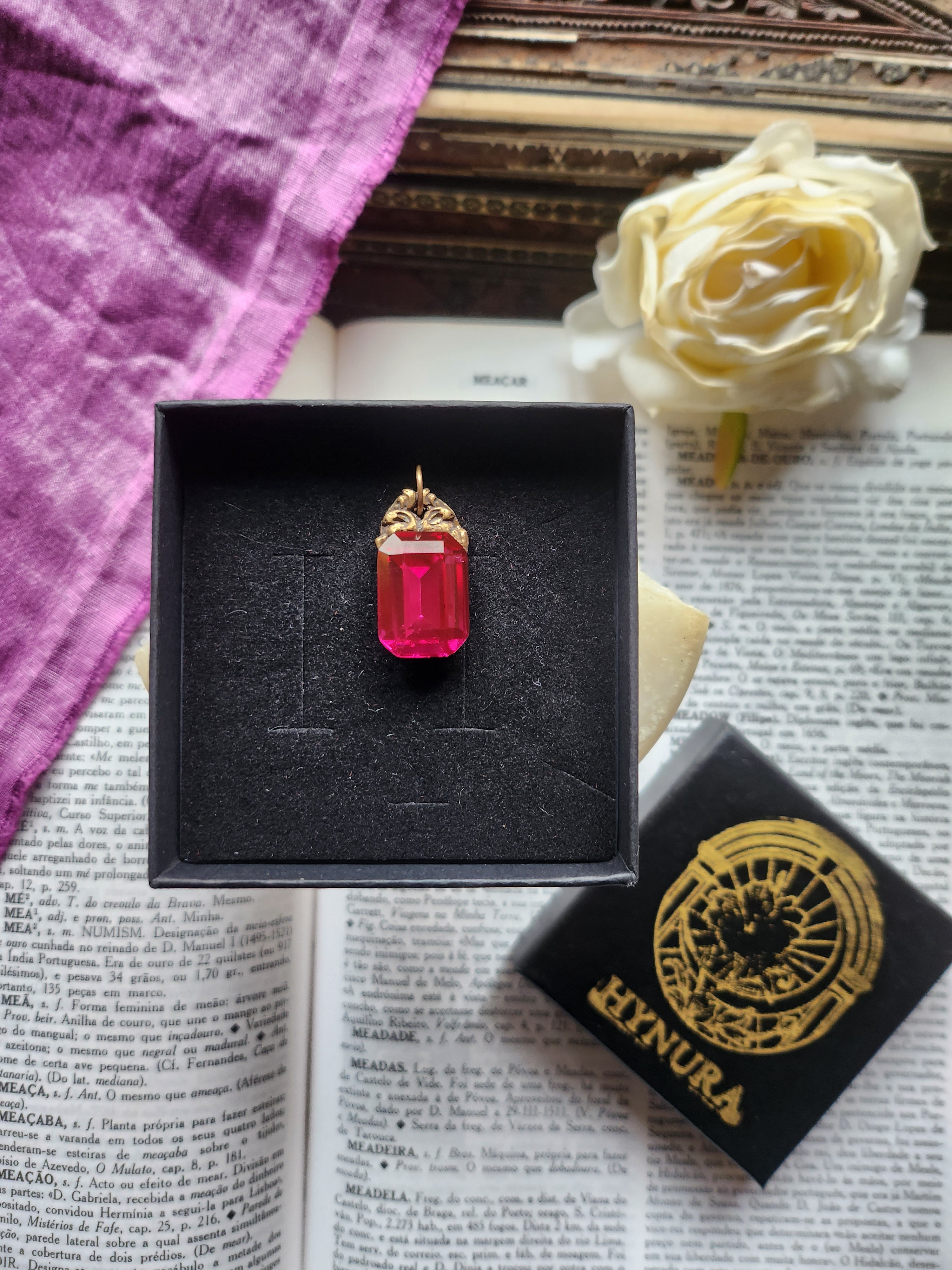 Coleção Ressonância Arcana – Pendente artesanal em bronze com cristal octogonal fúcsia