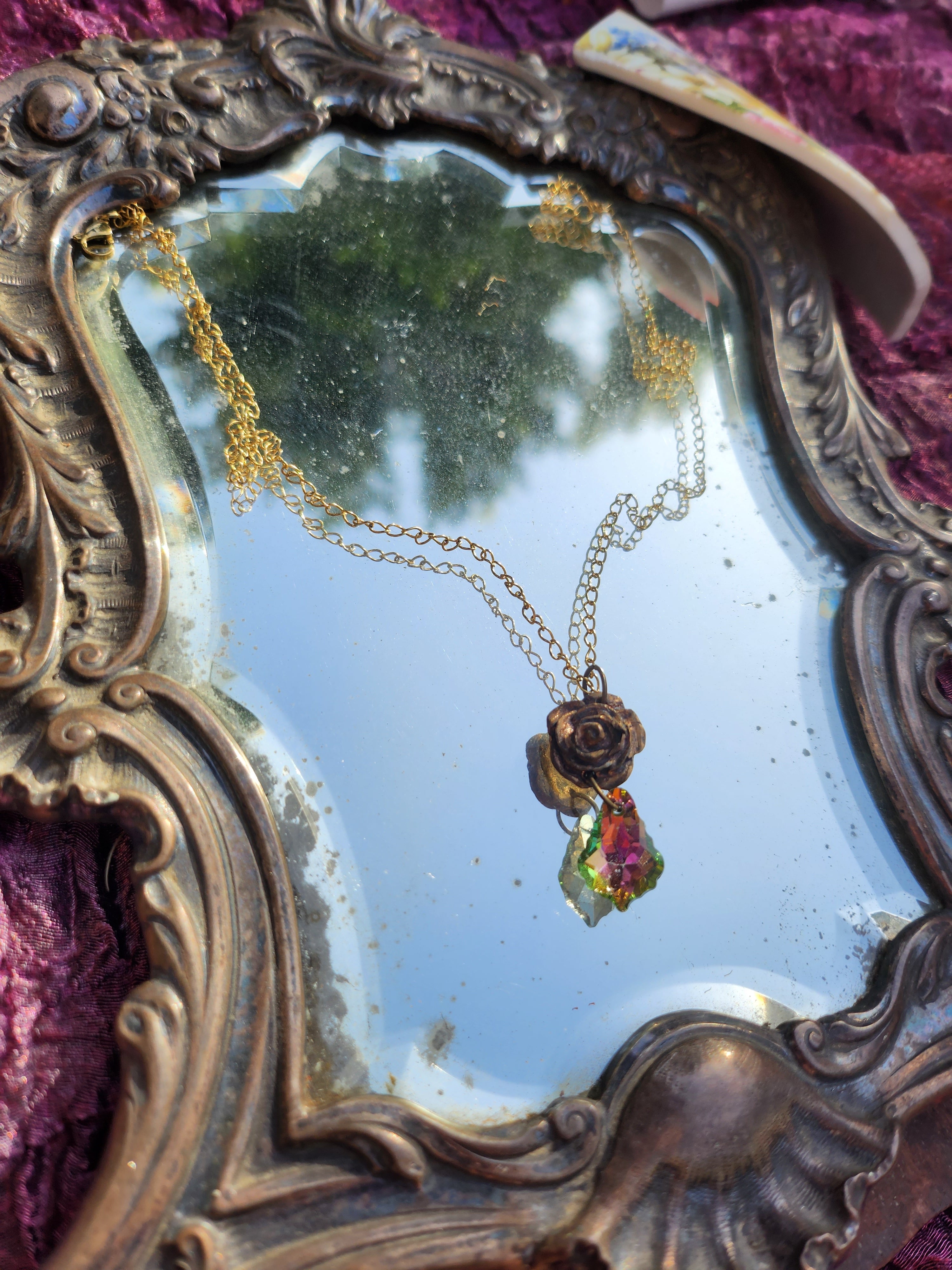 Colección Rosarium - Colgante de rosa de bronce hecho a mano con cristal verde y rosa.