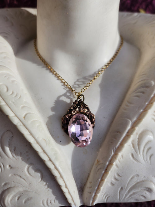 Coleção Ressonância Arcana – Pendente artesanal em bronze com cristal oval rosa claro