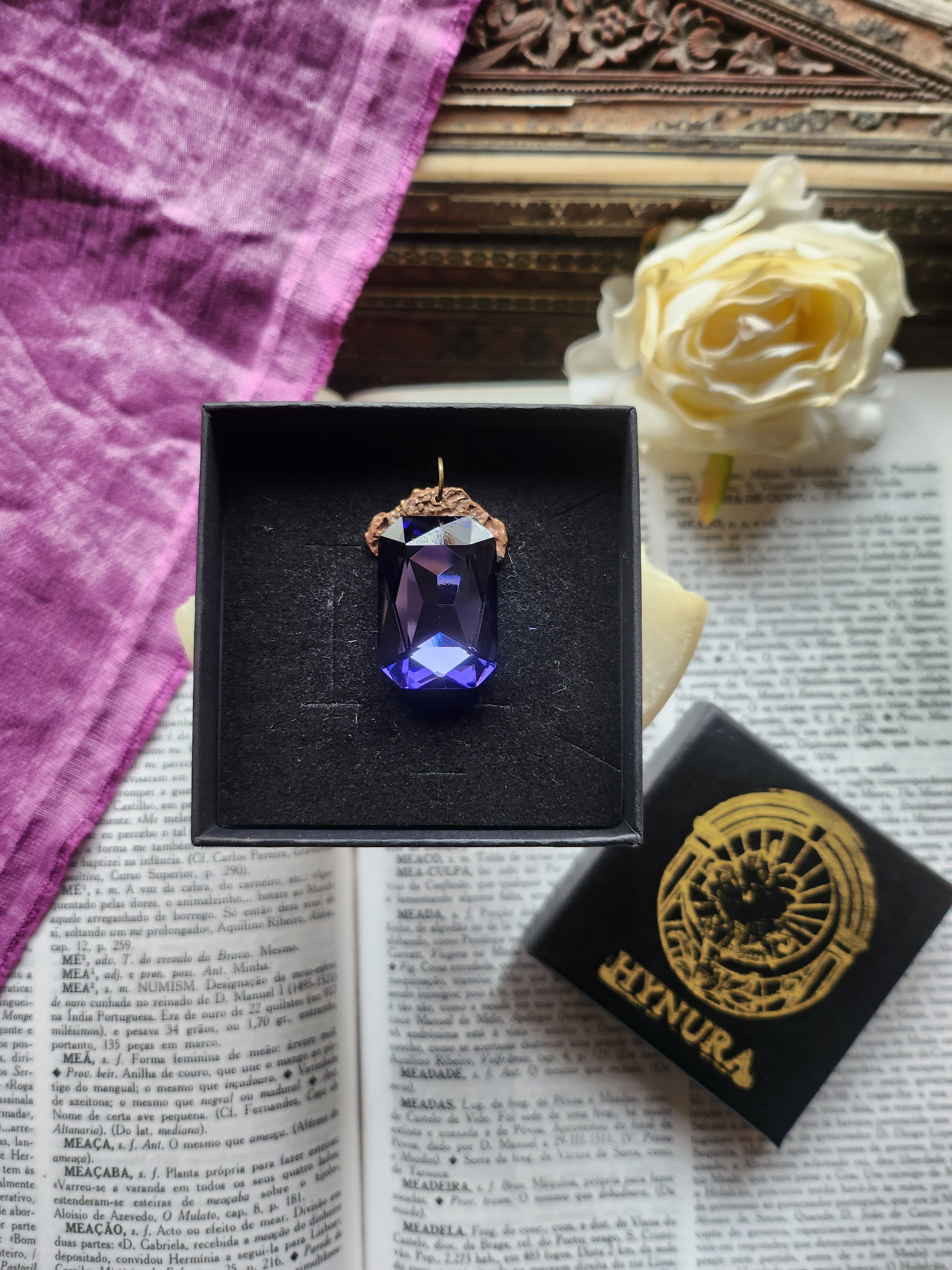 Coleção Barroca Mística – Pendente artesanal em bronze com cristal de tanzanita octogonal.