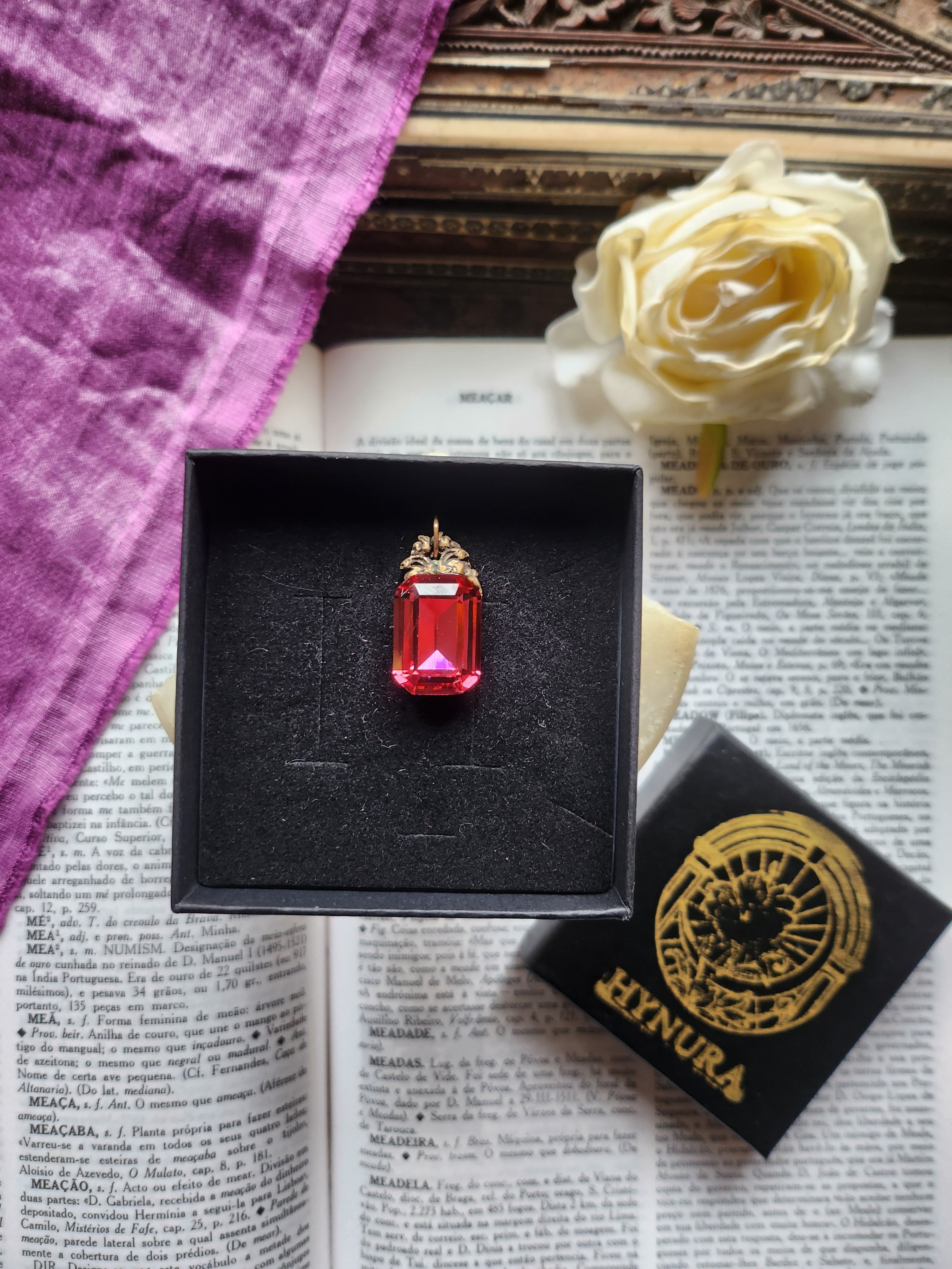 Coleção Ressonância Arcana – Pendente artesanal em bronze com cristal octogonal vermelho