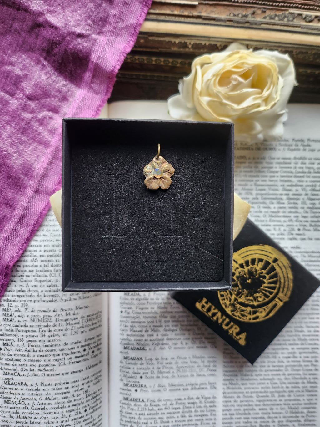 Colección Eternal Bloom – Colgante de flor de bronce hecho a mano con cristal de ópalo amarillo.