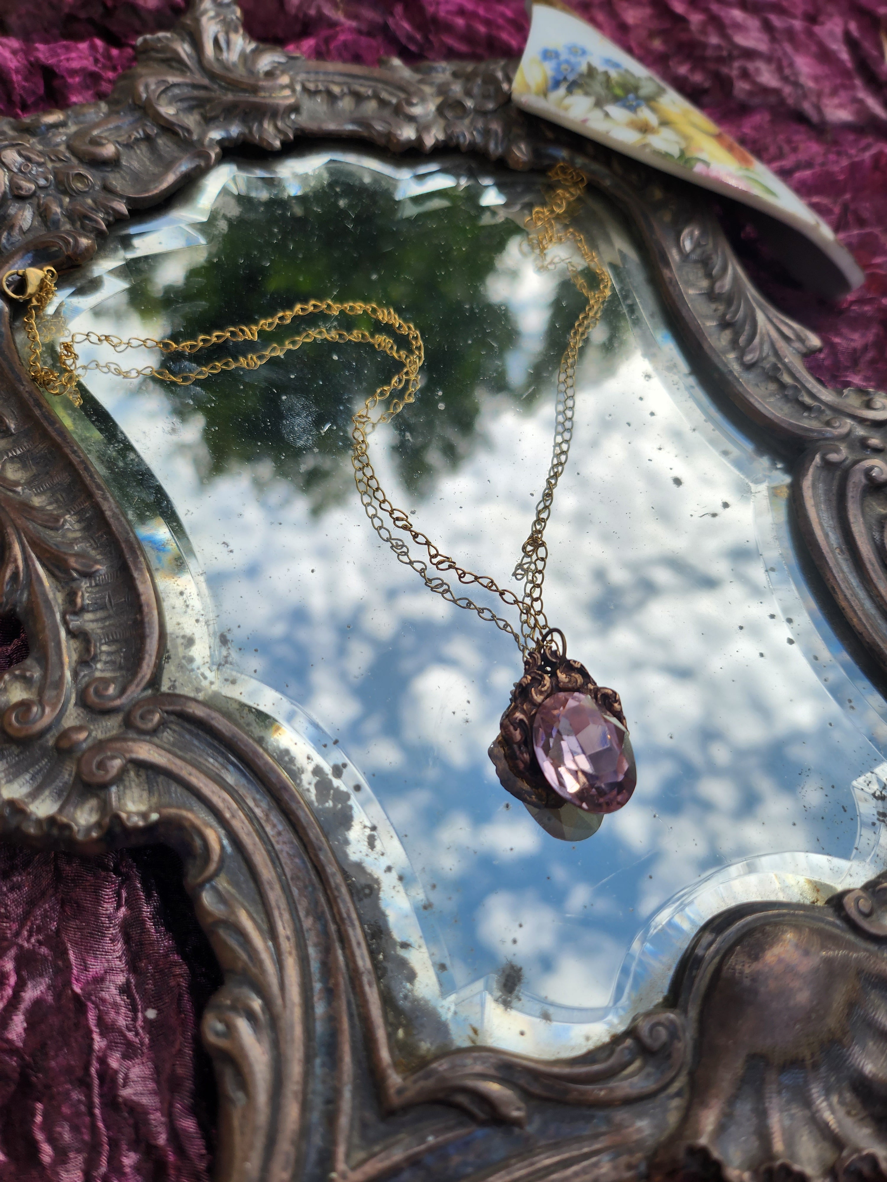 Coleção Ressonância Arcana – Pendente artesanal em bronze com cristal oval rosa claro