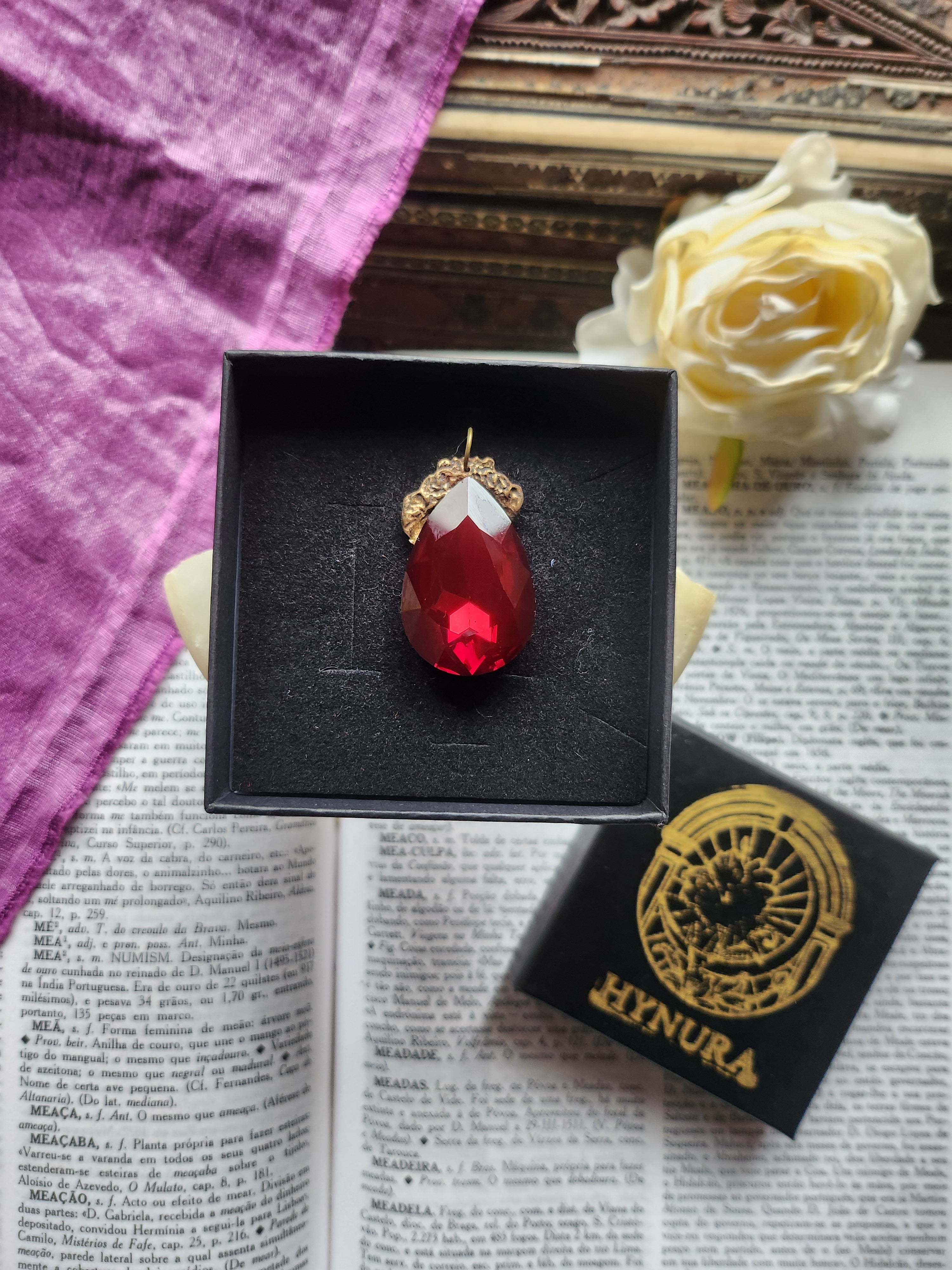 Coleção Barroca Mística – Pendente em bronze feito à mão com cristal vermelho escuro em forma de lágrima.