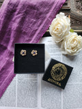 Colección Eternal Bloom – Pendientes de flor de bronce hechos a mano con cristal azul real
