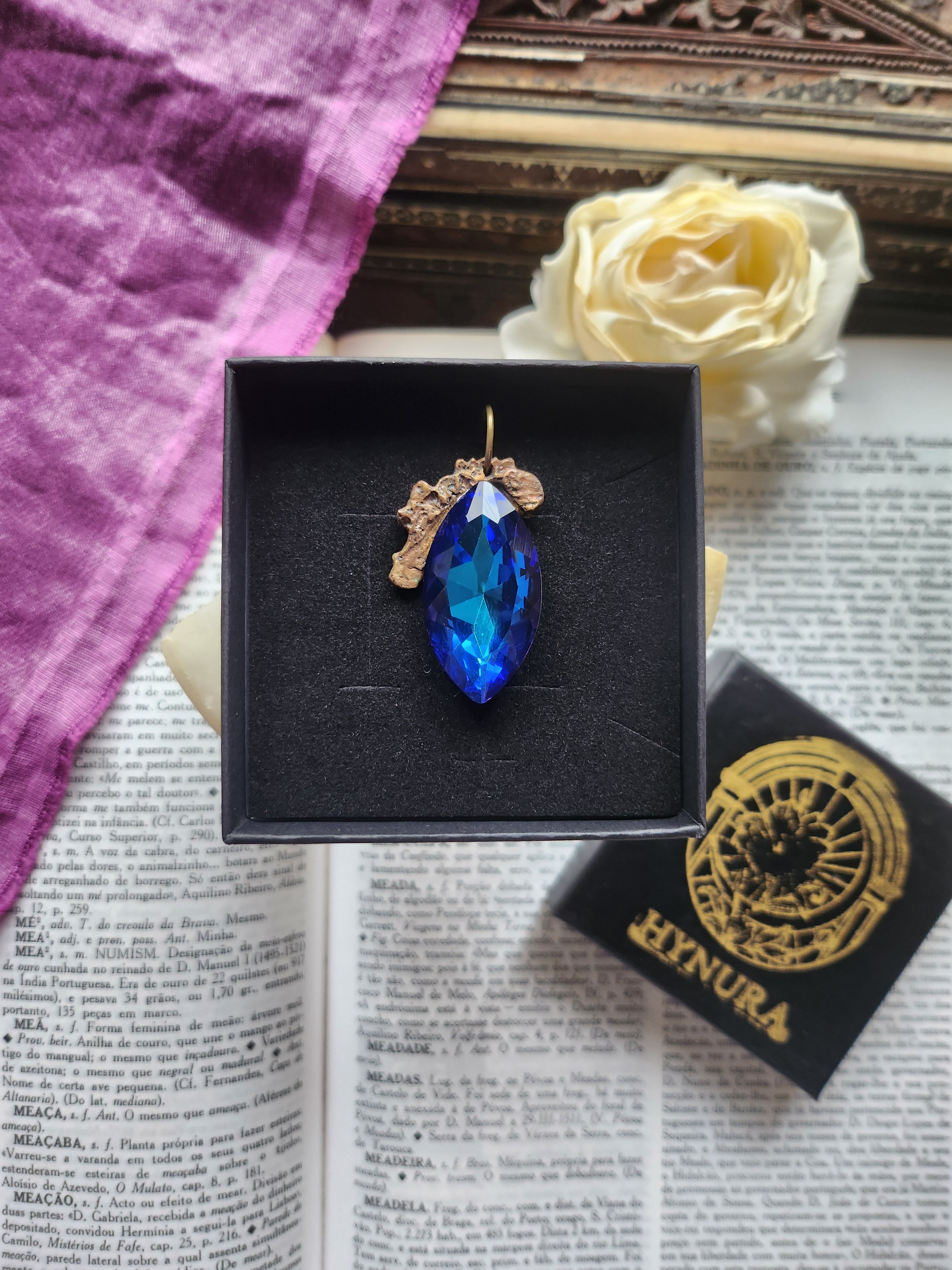 Coleção Barroca Mística – Pendente de bronze feito à mão com navete de cristal azul meia-noite