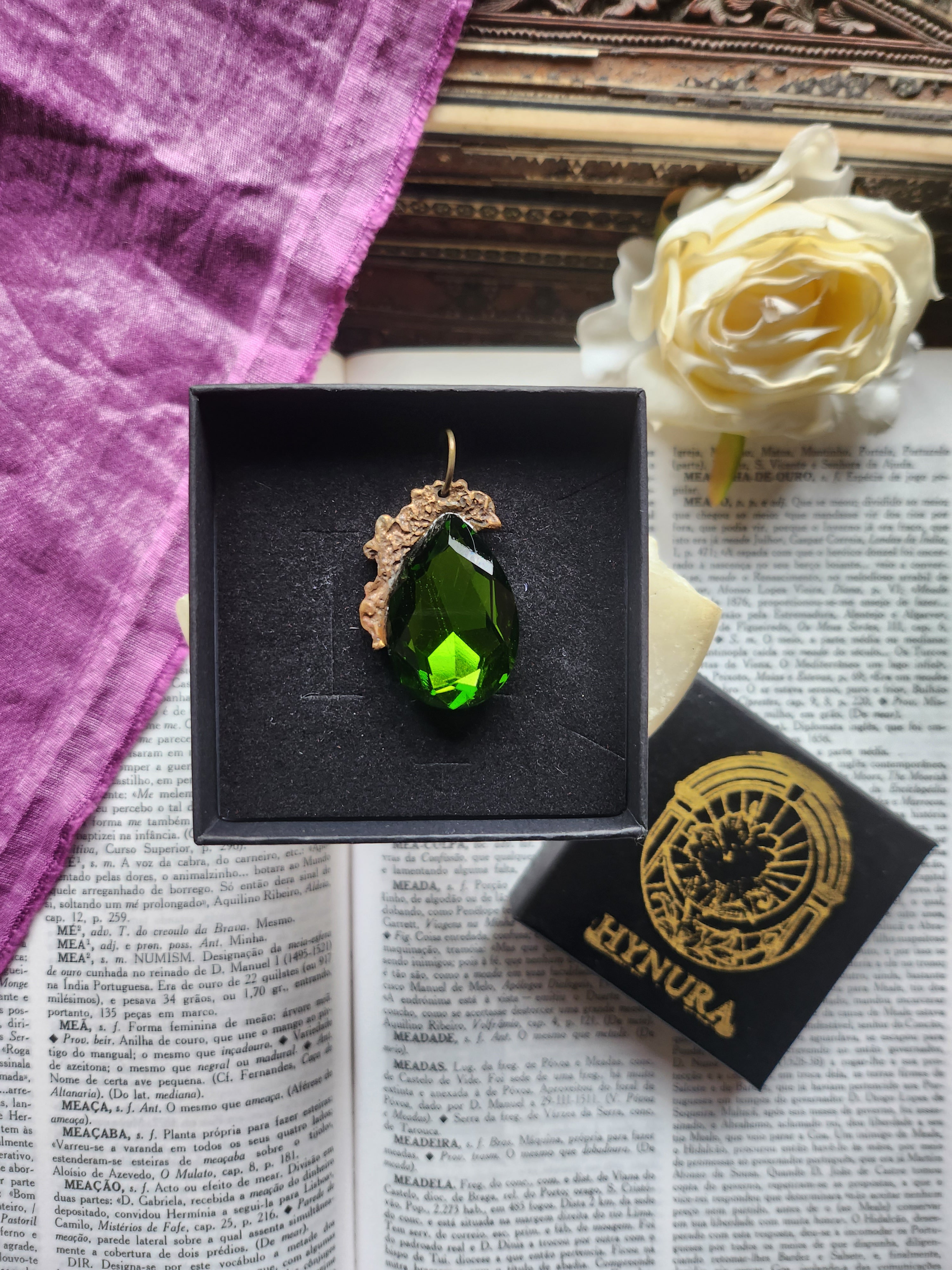 Coleção Barroca Mística – Pendente em bronze feito à mão com cristal verde em forma de lágrima