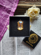 Colección Barroca Mística – Colgante de Bronce Hecho a Mano con Cristal Octogonal Ámbar Claro