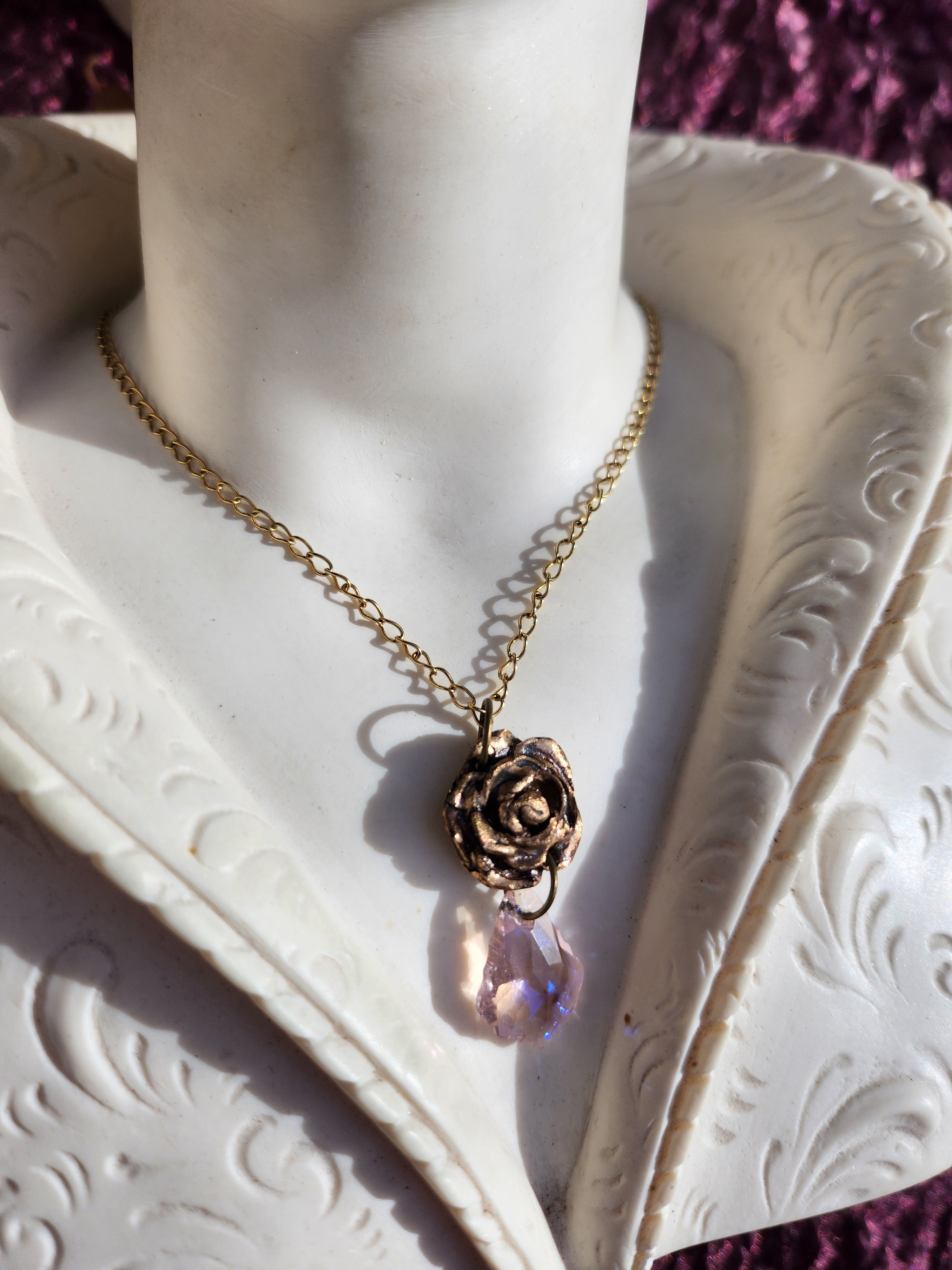 Colección Rosarium - Colgante de rosa de bronce hecho a mano con cristal rosa.
