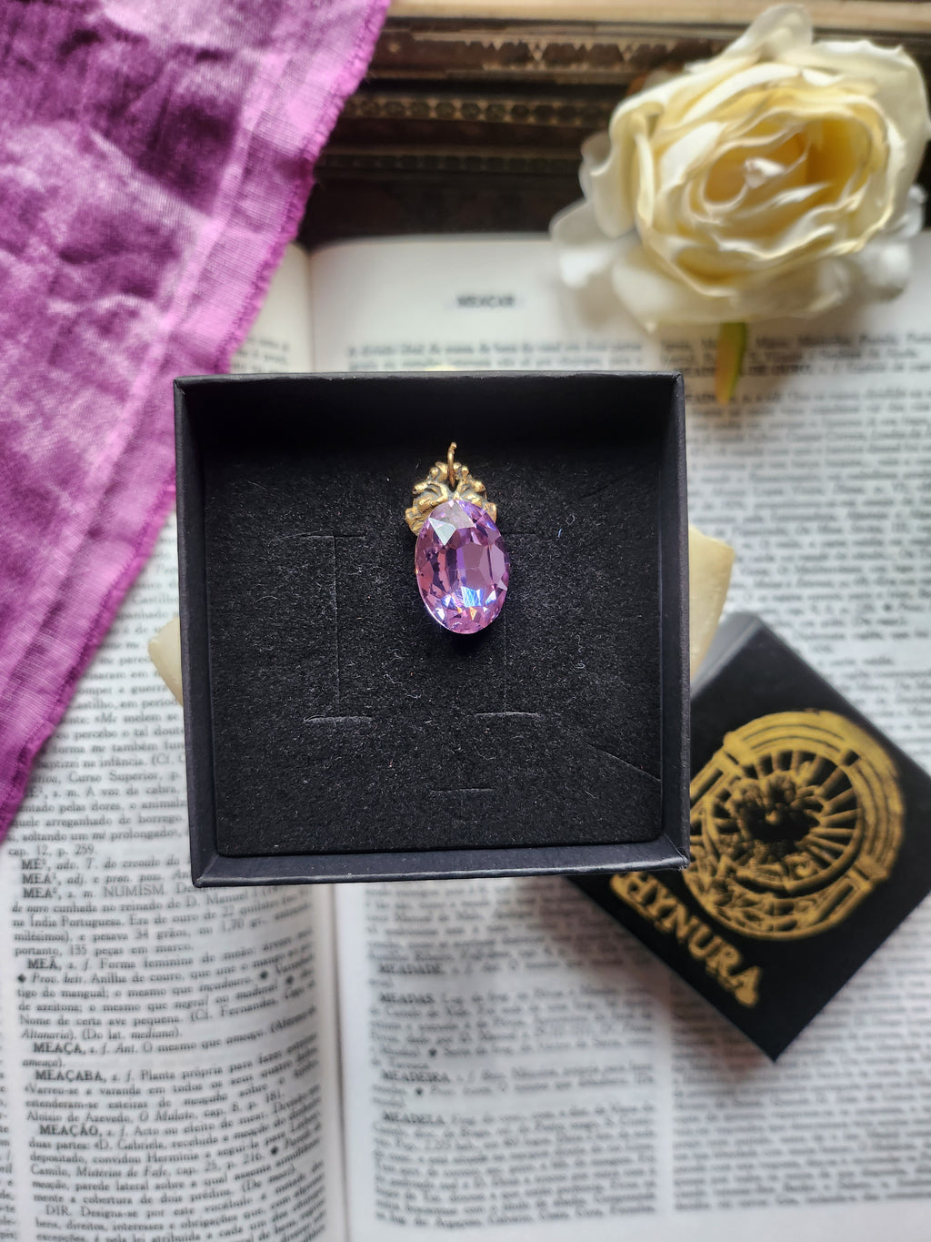 Colección Resonancia Arcana - Pequeño colgante de bronce hecho a mano con cristal ovalado de lavanda