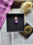 Colección Resonancia Arcana - Pequeño colgante de bronce hecho a mano con cristal ovalado de lavanda