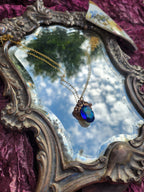 Colección Resonancia Arcana – Colgante de bronce hecho a mano con cristal ovalado azul.