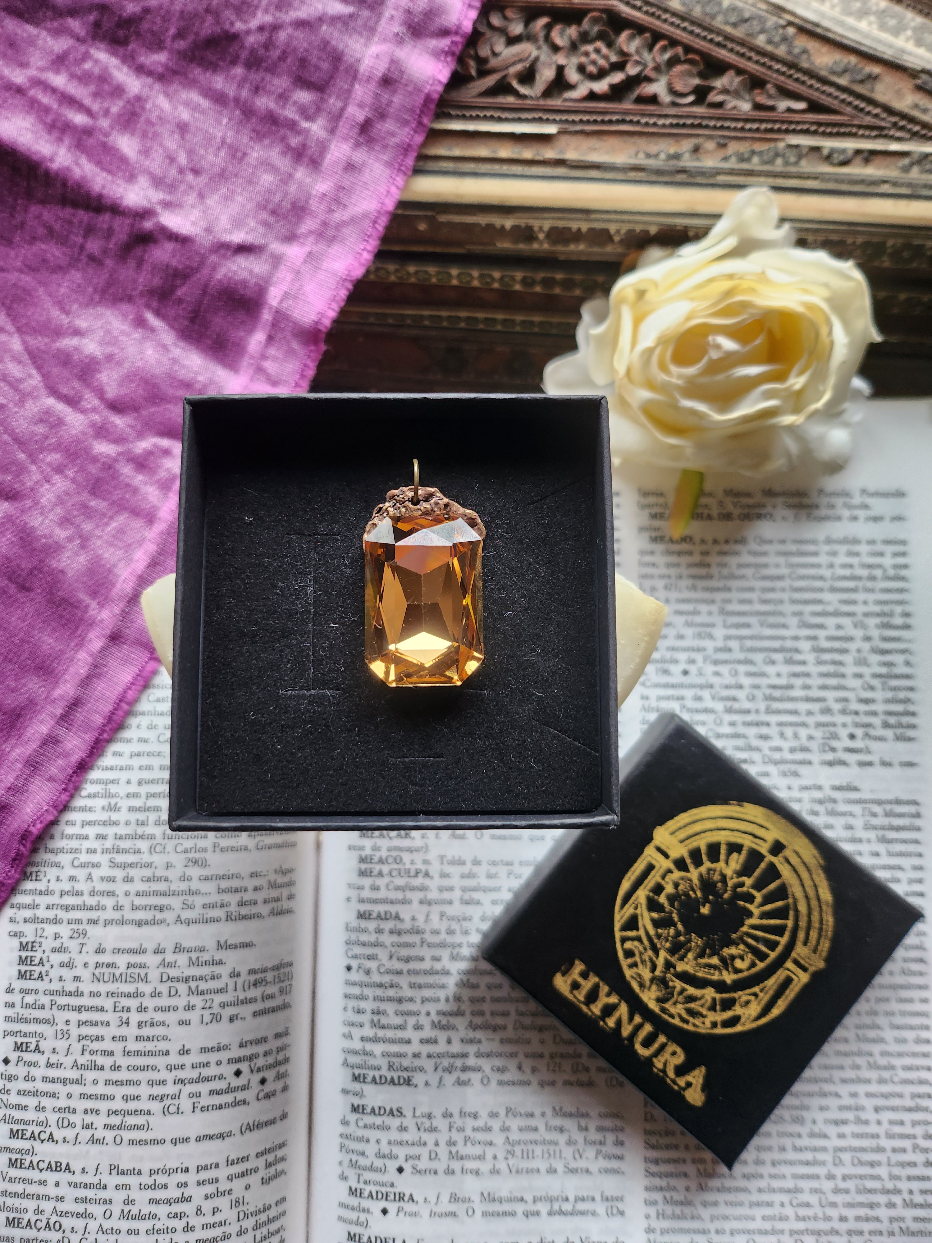 Colección Barroca Mística - Colgante de Bronce Hecho a Mano con Cristal Octogonal Dorado Claro