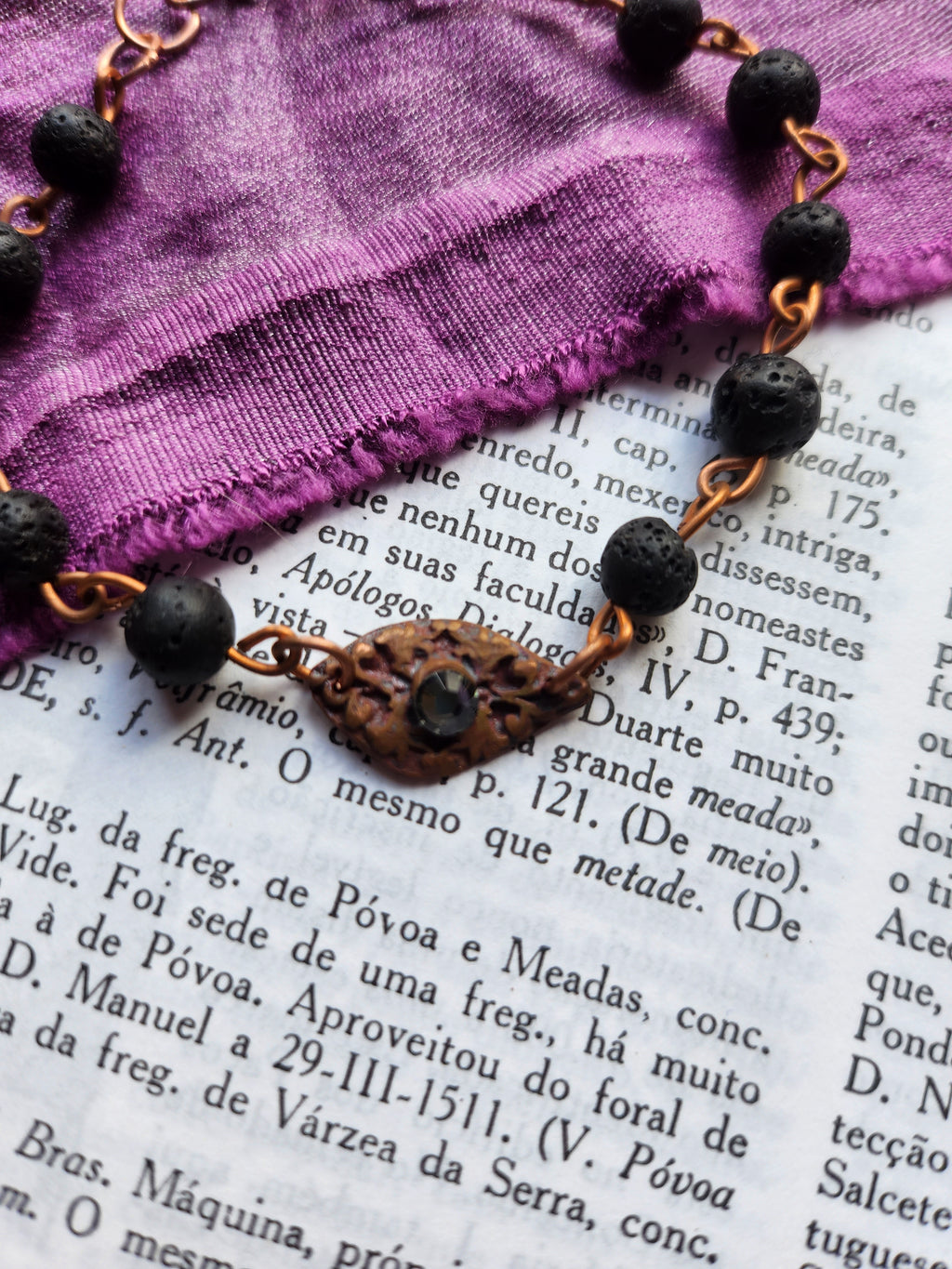 Colección Resonancia Arcana - Pulsera de piedra volcánica y cobre