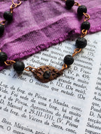 Colección Resonancia Arcana - Pulsera de piedra volcánica y cobre