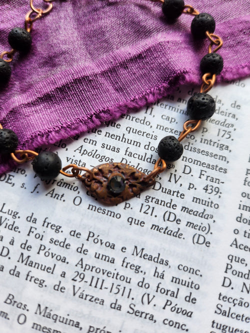 Colección Resonancia Arcana - Pulsera de piedra volcánica y cobre