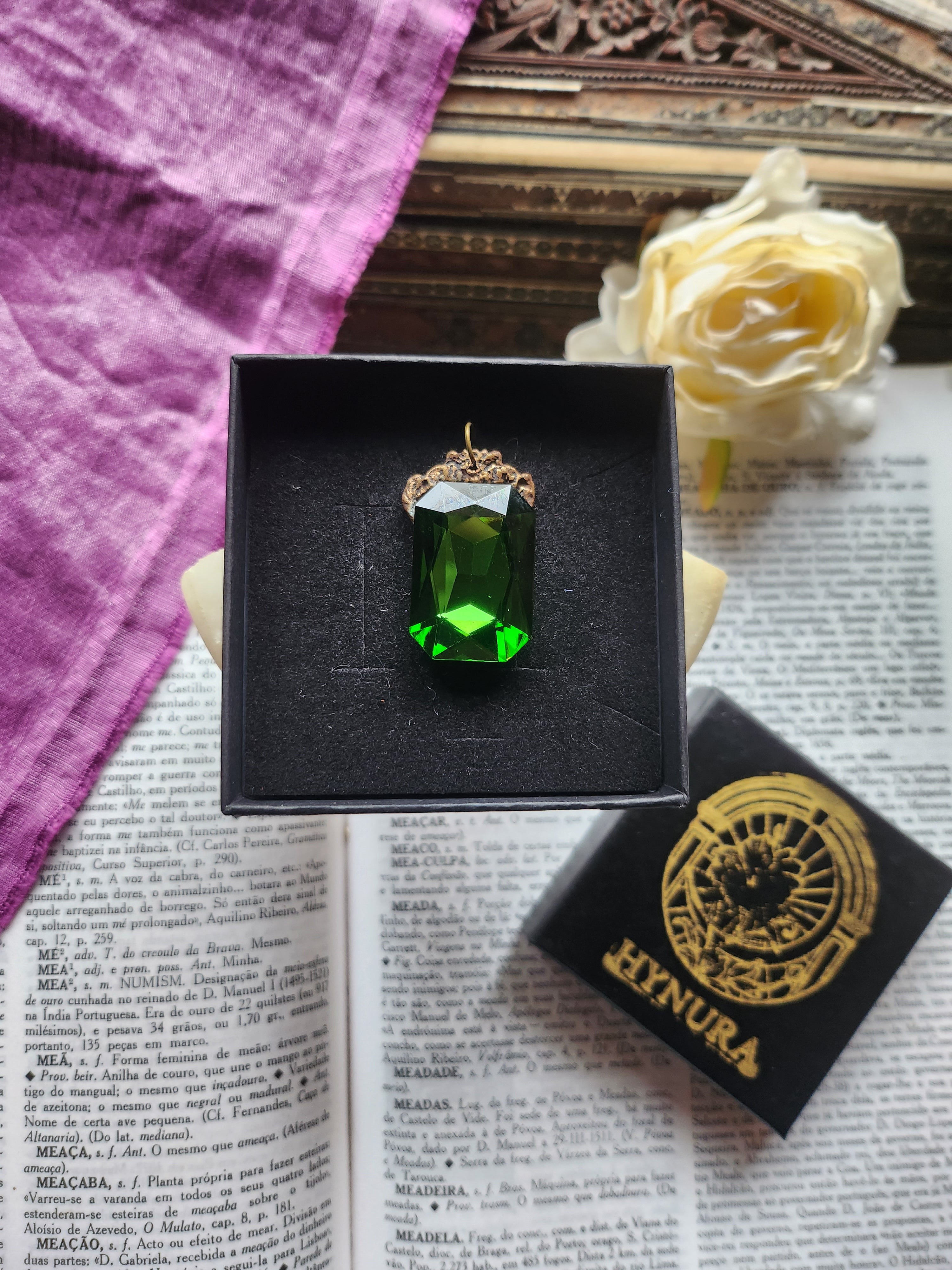 Coleção Barroca Mística – Pendente em bronze feito à mão com cristal verde octogonal.