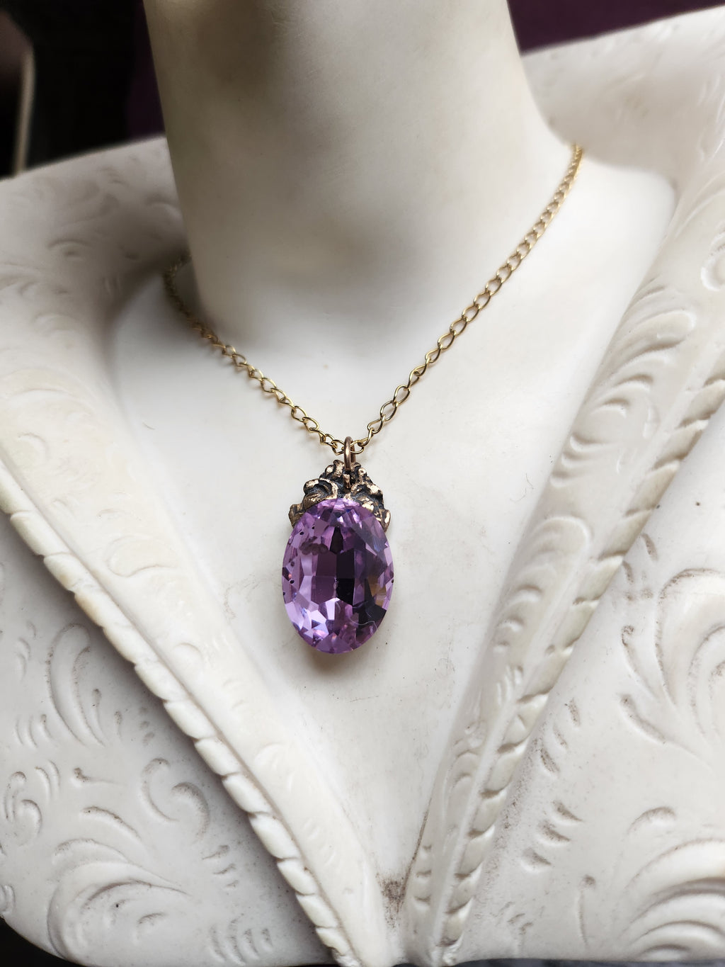 Colección Resonancia Arcana - Pequeño colgante de bronce hecho a mano con cristal ovalado de lavanda