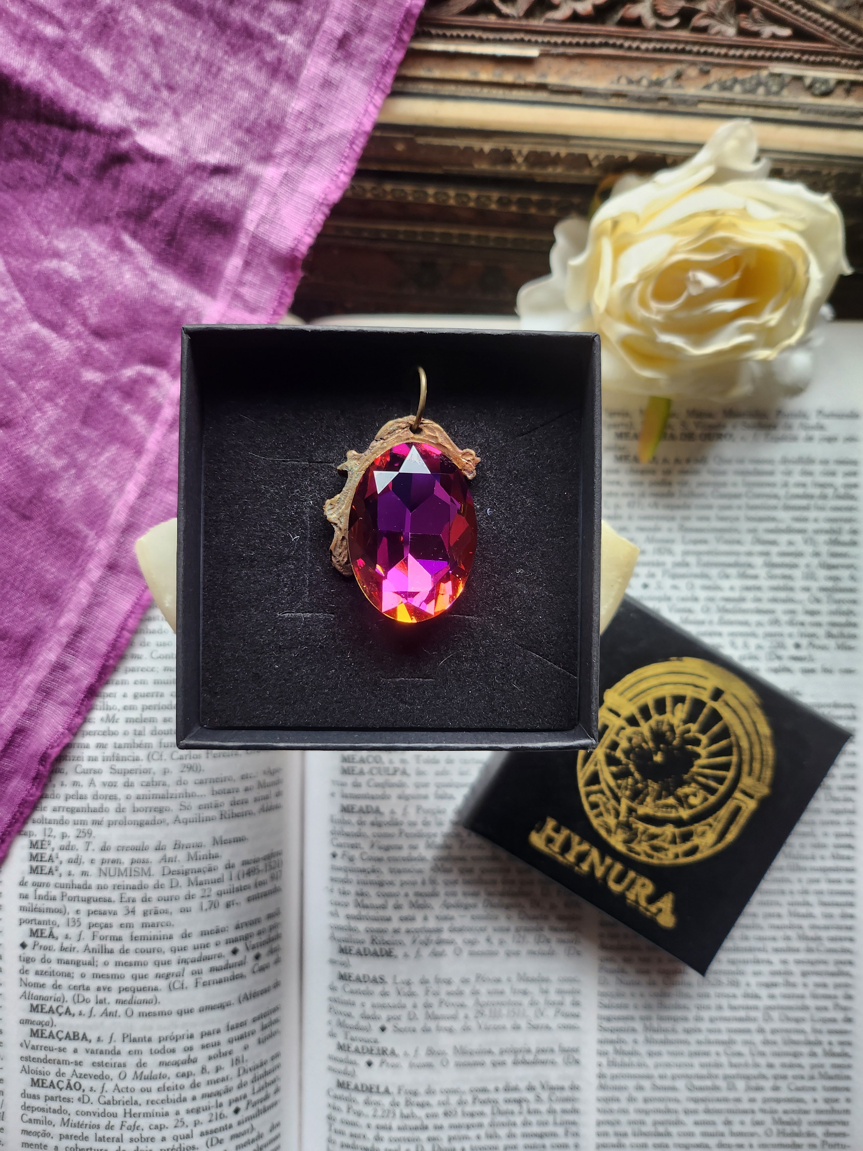 Coleção Barroca Mística – Pendente artesanal em bronze com cristal oval fúcsia