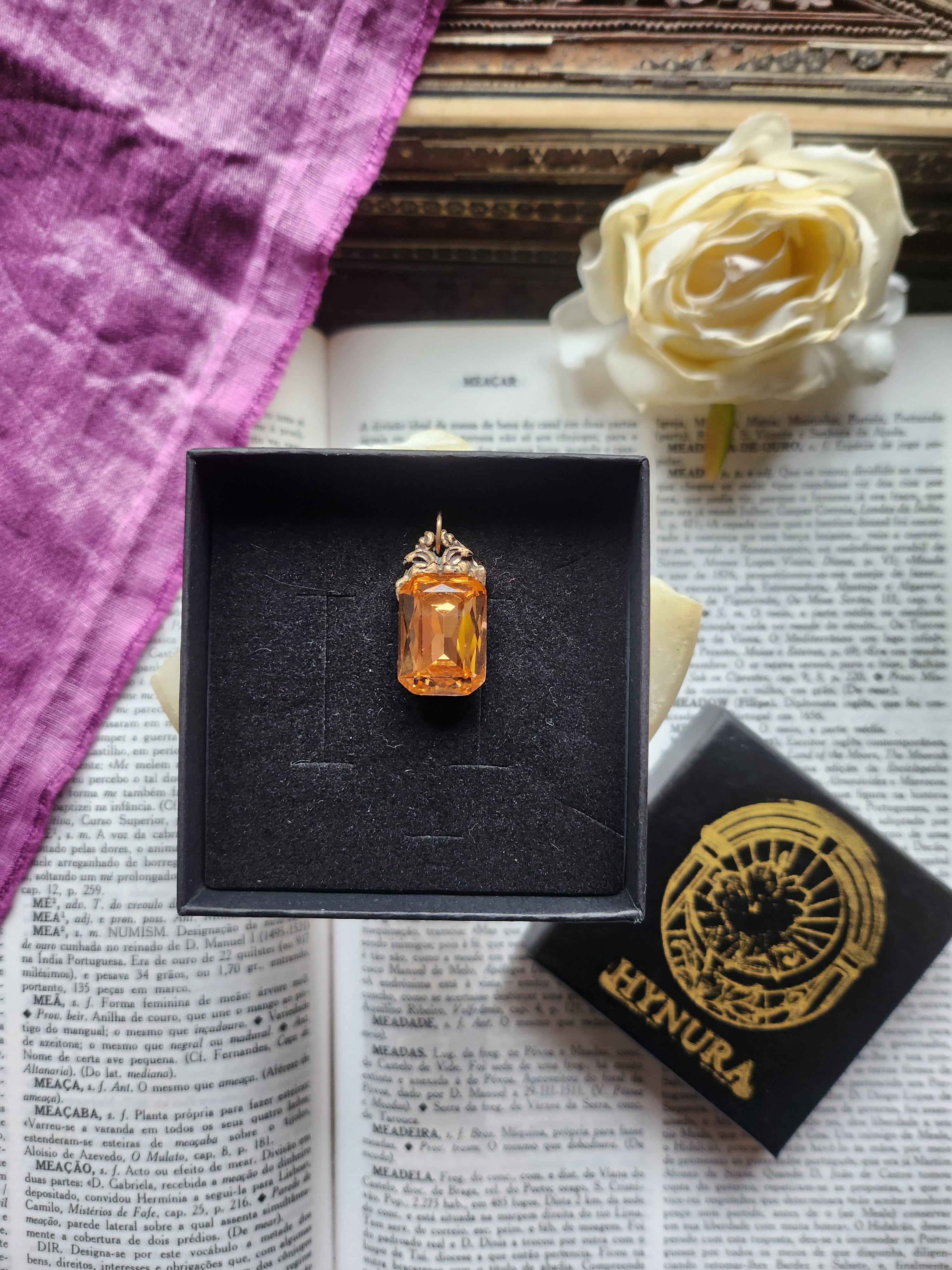 Coleção Ressonância Arcana – Pendente artesanal em bronze com cristal âmbar octogonal suave