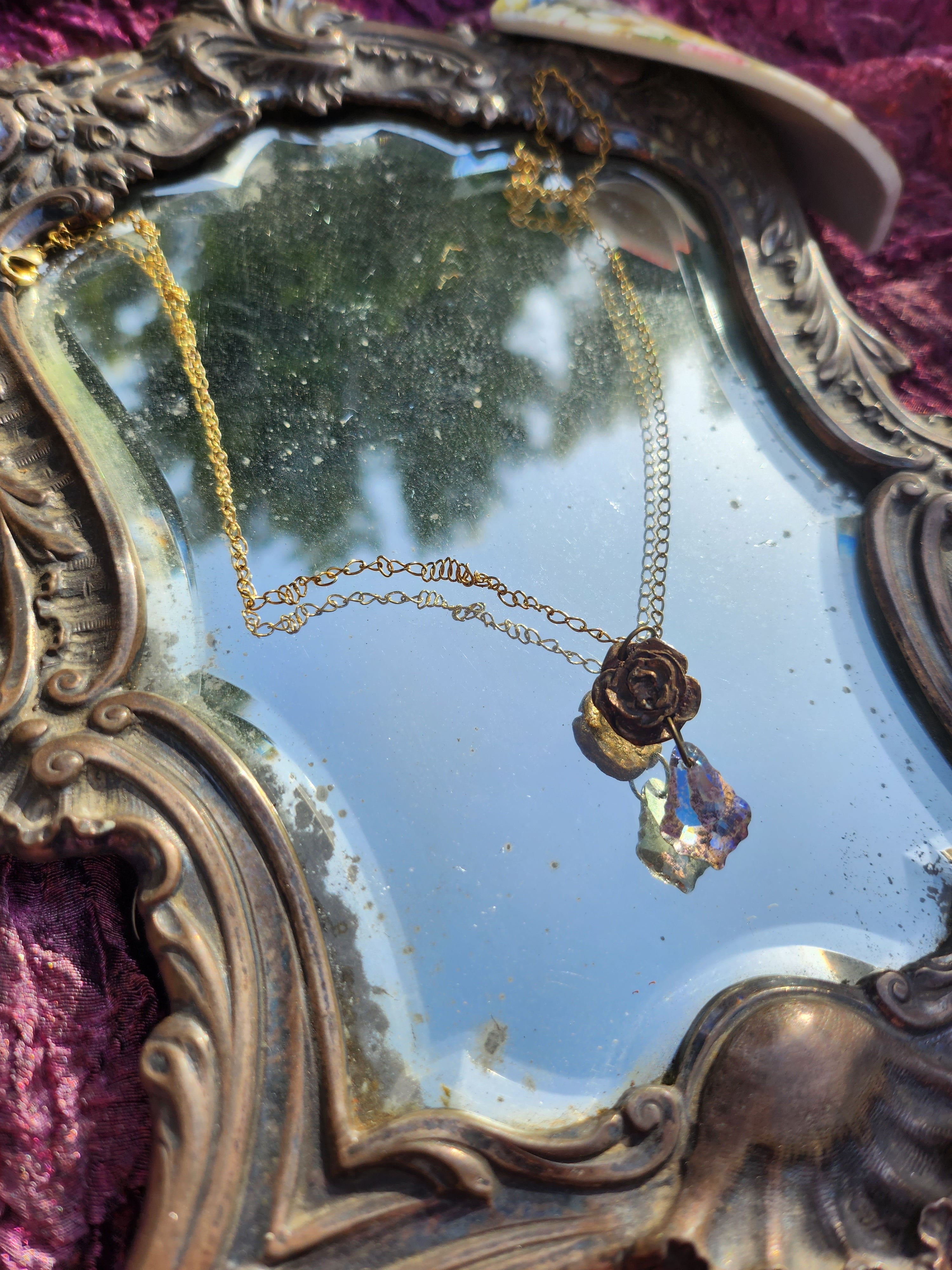 Colección Rosarium - Colgante de rosa de bronce hecho a mano con cristal lila.