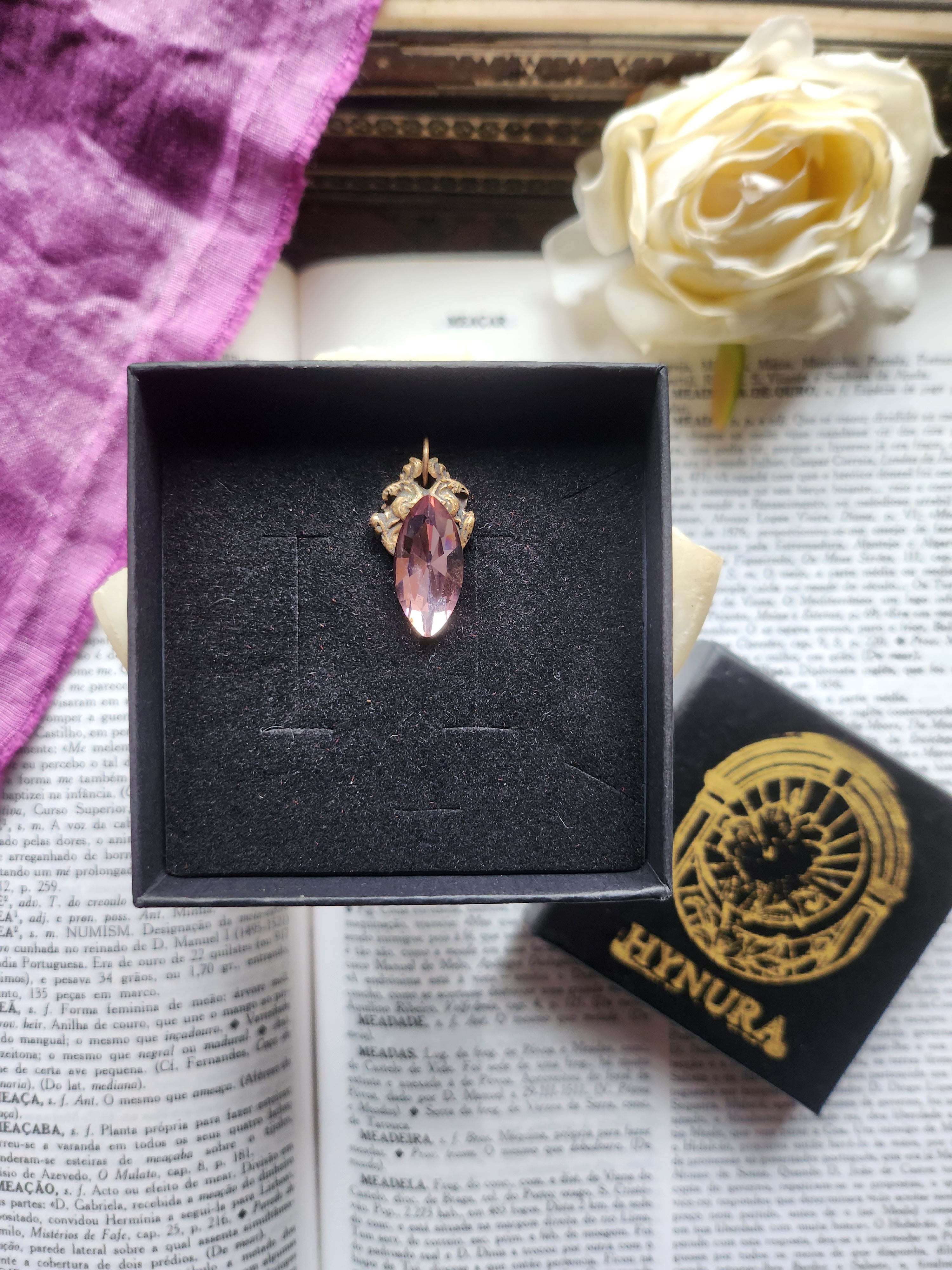 Coleção Ressonância Arcana – Pendente artesanal em bronze com cristal Navette rosa-pó
