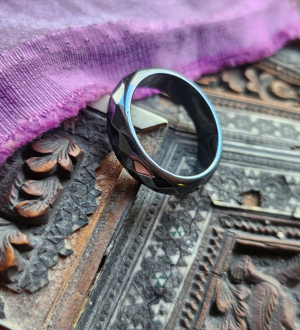 Anillo de Hematita de Corte Facetado