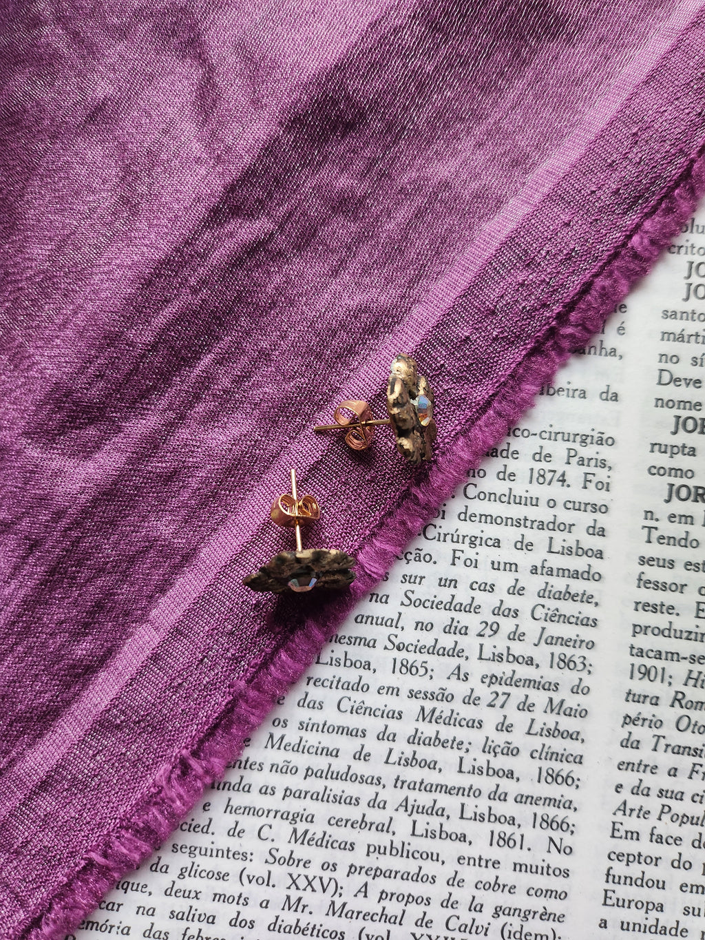 Colección Eternal Bloom – Pendientes de flor de bronce hechos a mano con cristal de ópalo amarillo