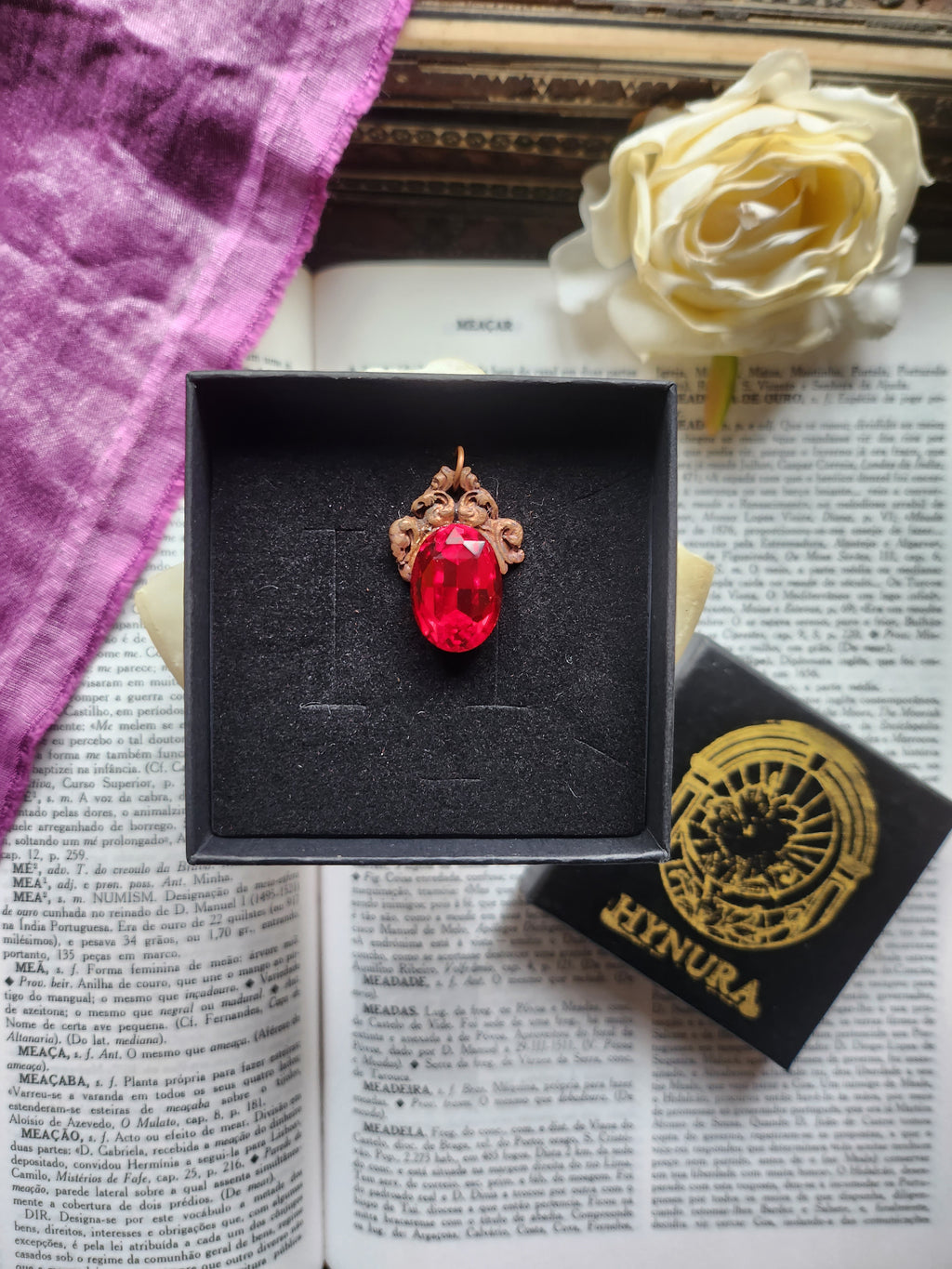 Colección Resonancia Arcana – Colgante de cobre hecho a mano con cristal ovalado rojo