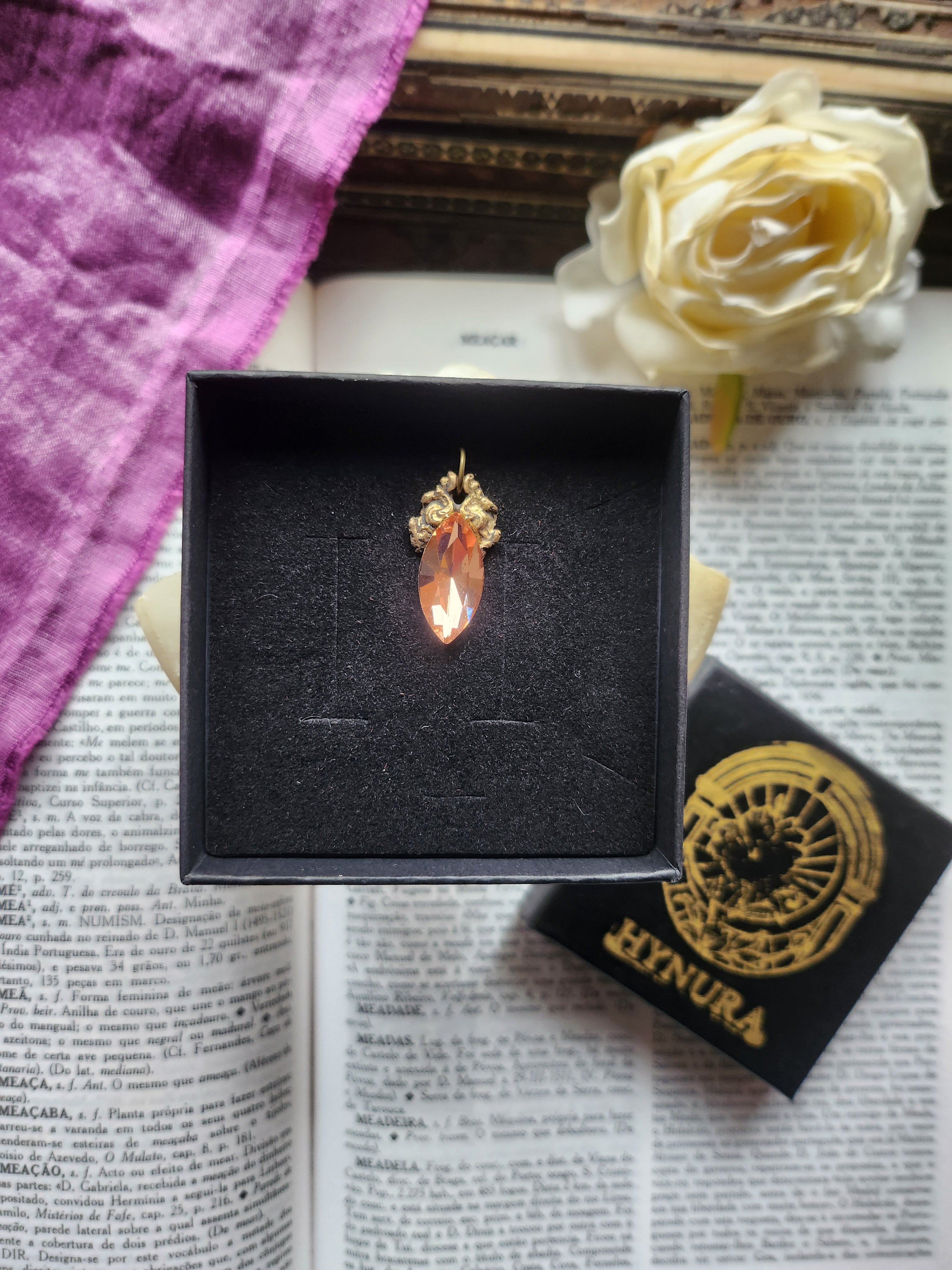 Coleção Ressonância Arcana – Pendente artesanal em bronze com cristal Navette salmão
