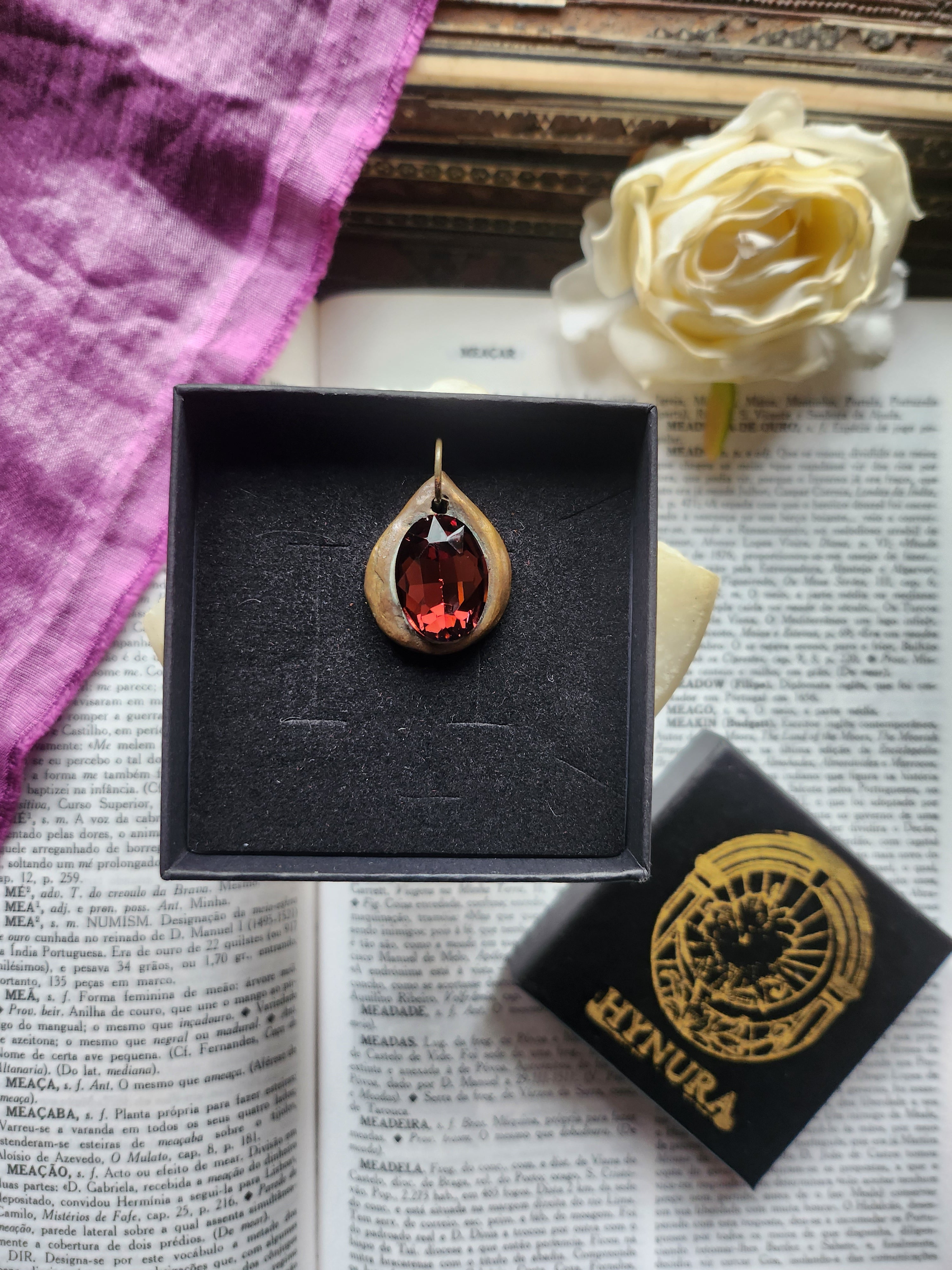 Colgante de bronce hecho a mano con colgante de cristal marrón.