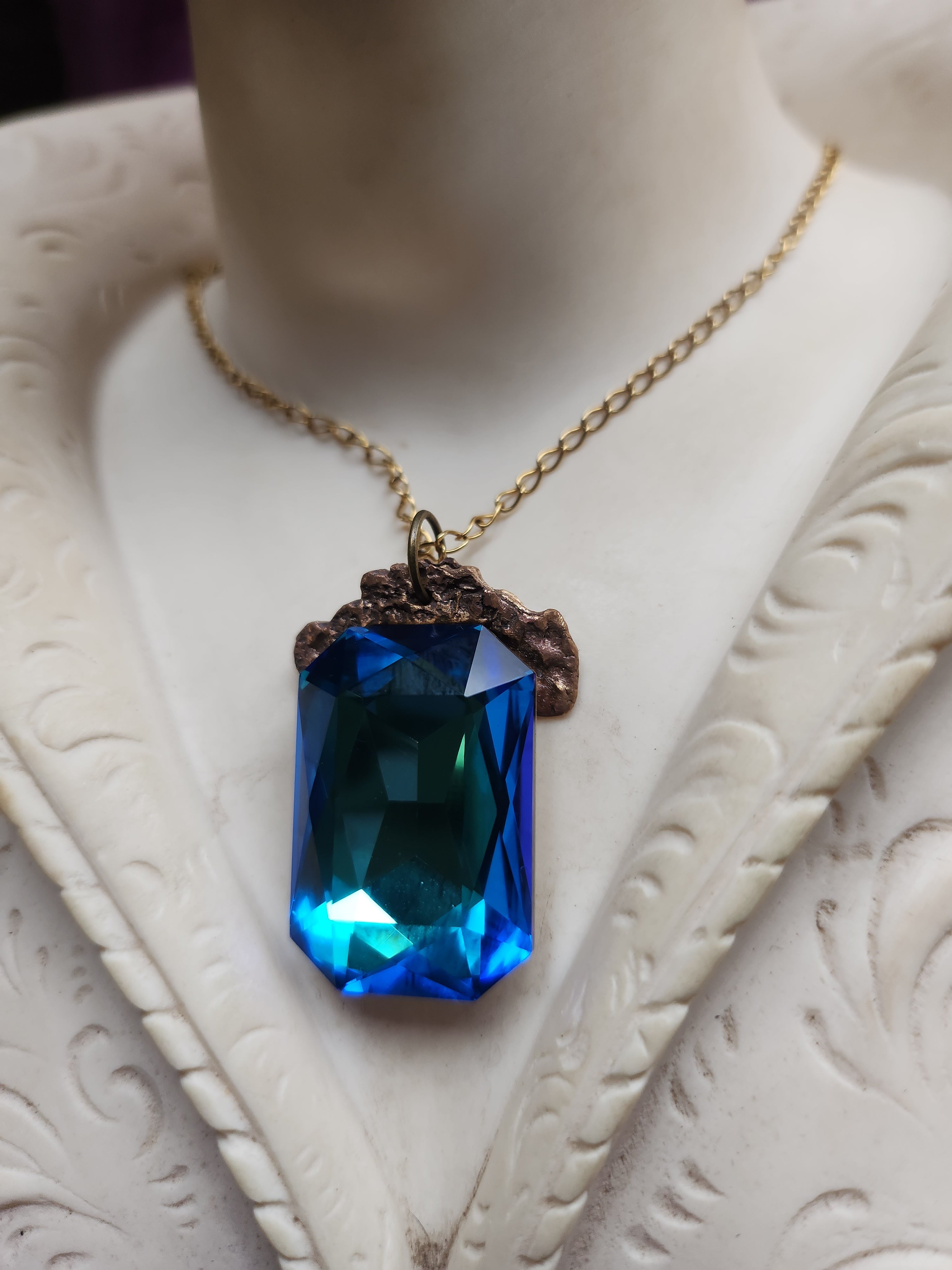 Colección Barroca Mística - Colgante de Bronce Hecho a Mano con Cristal Octogonal Azul y Verde