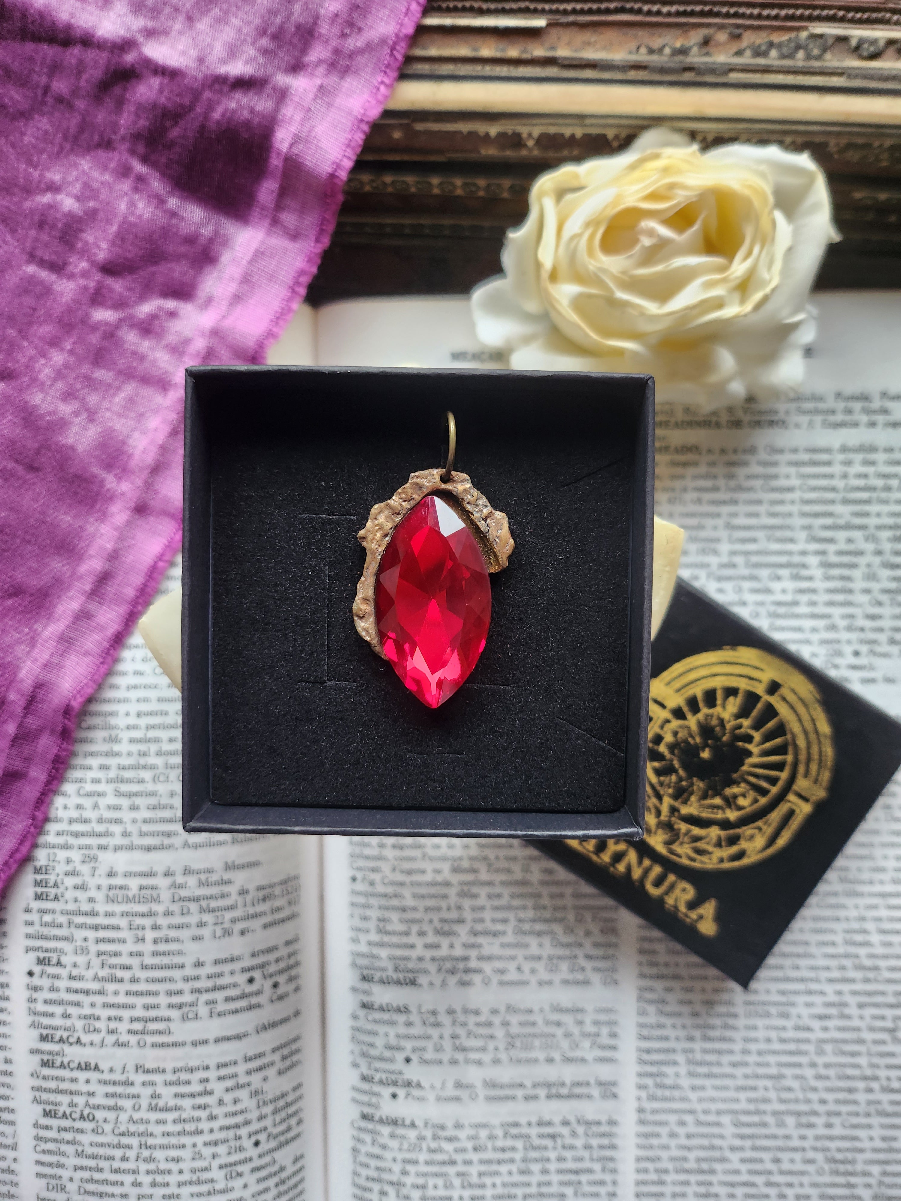 Coleção Barroca Mística – Pendente de bronze feito à mão com navete de cristal vermelho